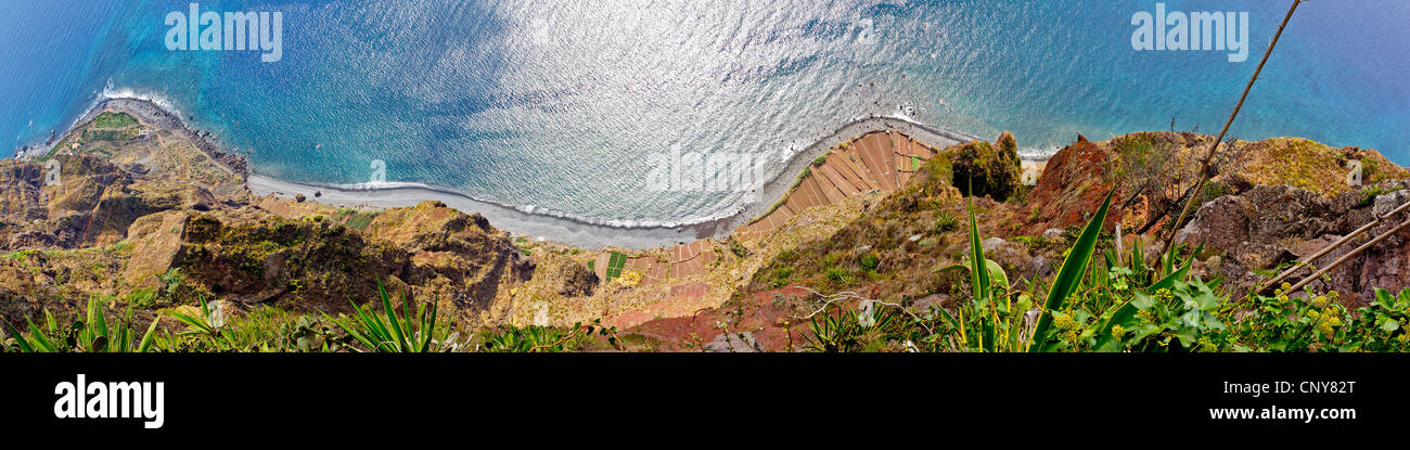 Vue depuis Cabo Giro à la mer, le Portugal, Madère, Camara de Lobos Banque D'Images