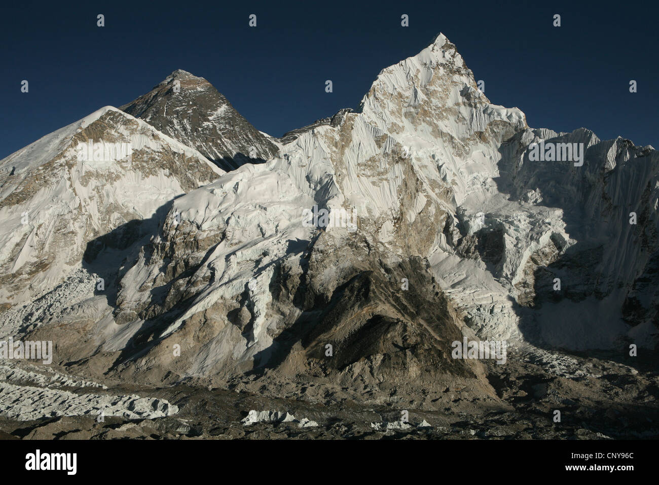 Le mont Everest (8 848 m) vue depuis le sommet du Kala Patthar (5 545 m) dans la région de Khumbu dans l'Himalaya, au Népal. Banque D'Images Le mont Everest (8 848 m) vue depuis le sommet du Kala Patthar (5 545 m) dans la région de Khumbu dans l'Himalaya, au Népal. Banque D'Images