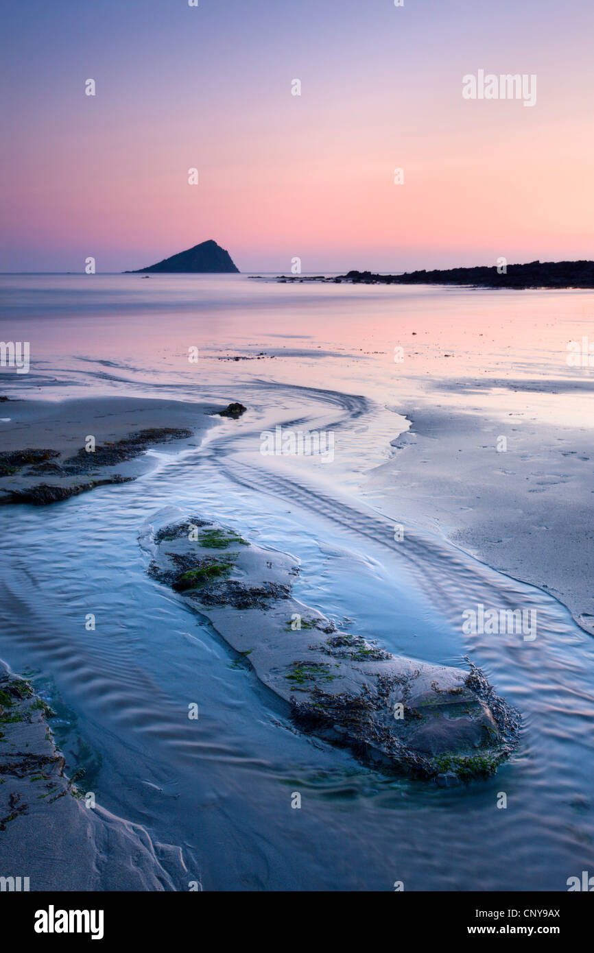 Wembury Bay et le grand Mewstone au coucher du soleil, Wembury, Devon, Angleterre. Printemps (avril 2009) Banque D'Images