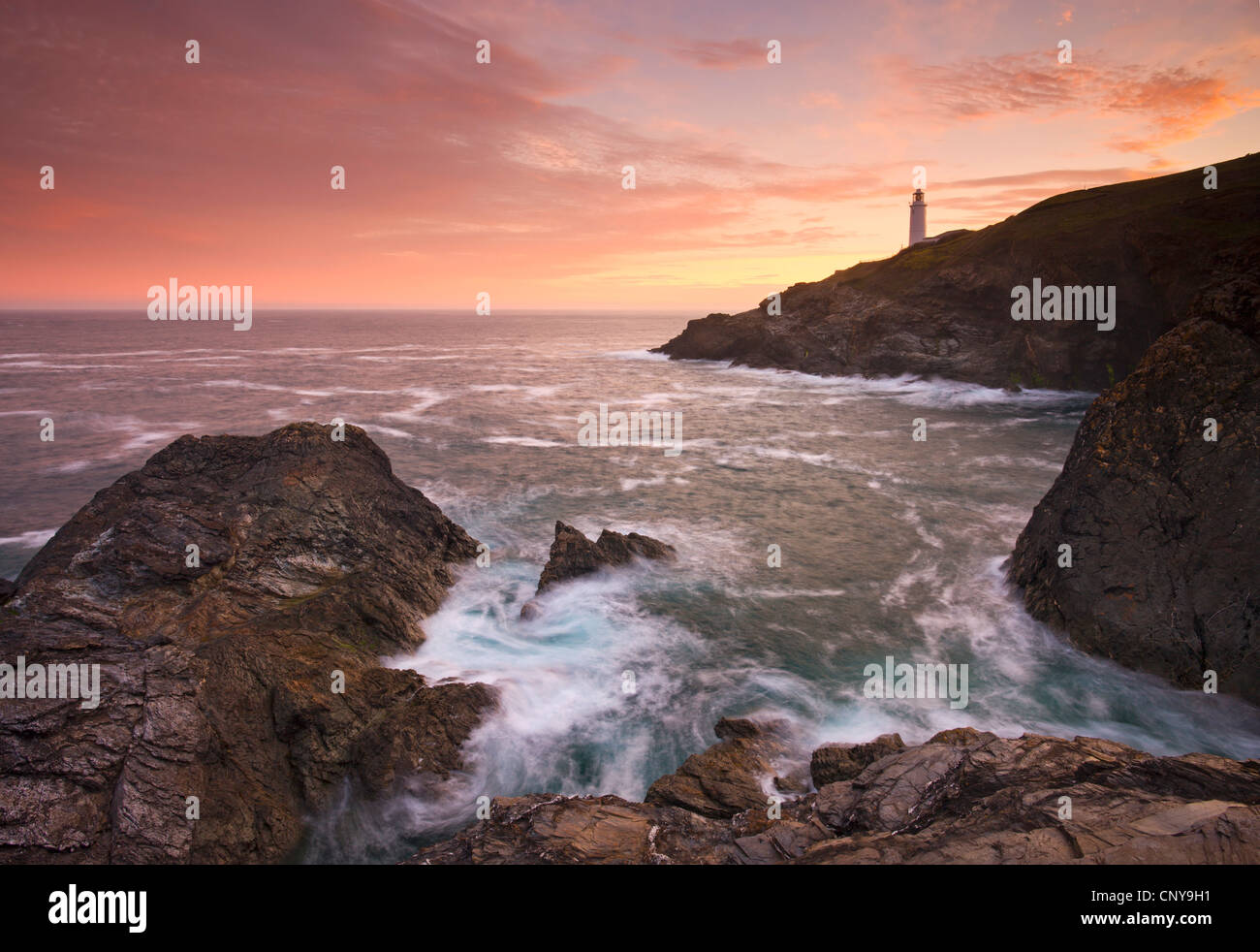 Lever du soleil à Trevose Head sur la côte nord des Cornouailles, Cornwall, Angleterre. Printemps (mai) 2009 Banque D'Images