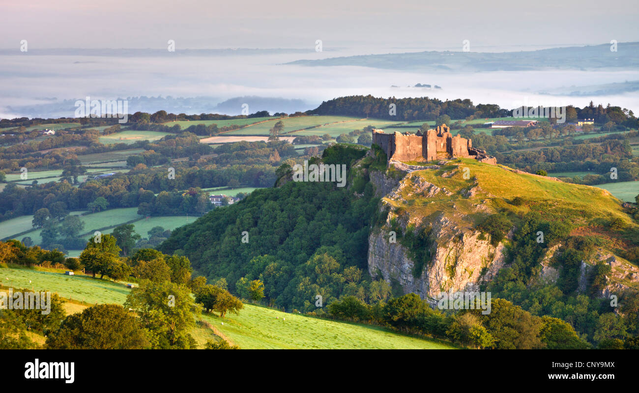 Carreg Cennen Castle à l'aube d'un matin brumeux de l'été, le Parc National des Brecon Beacons, Carmarthenshire, Pays de Galles Banque D'Images