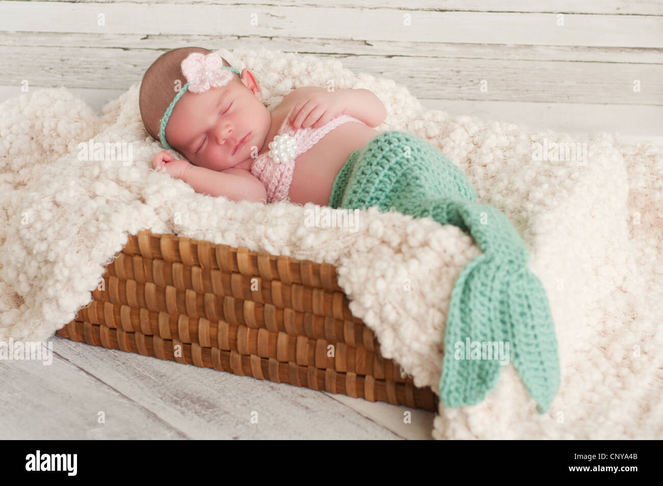 2 Semaine Nouveau Ne Fille Portant Un Costume De Sirene En Bonneterie Dormir Dans Un Panier Avec Un Fond En Bois Blanchi Photo Stock Alamy