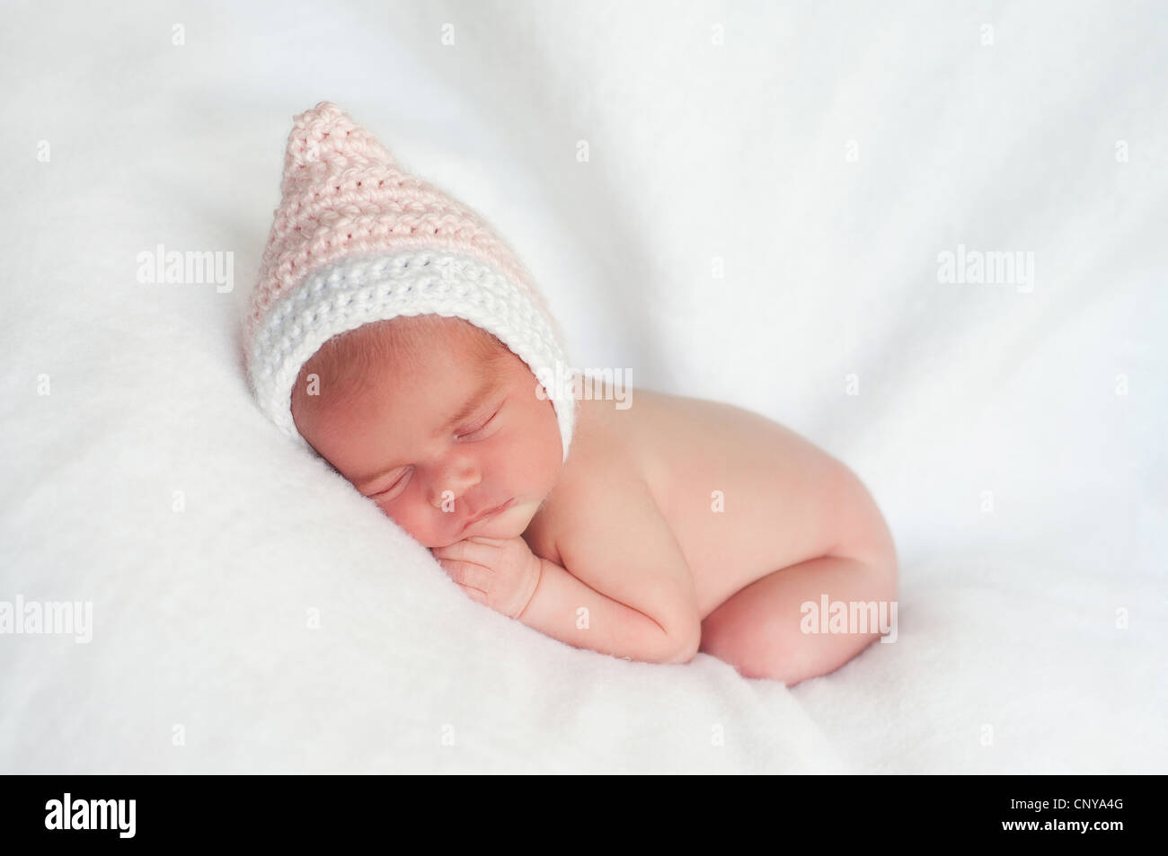 2 Semaine Nouveau Ne Fille Portant Un Chapeau De Lutin En Bonneterie Rose Dormir Sur Une Couverture Blanche Photo Stock Alamy