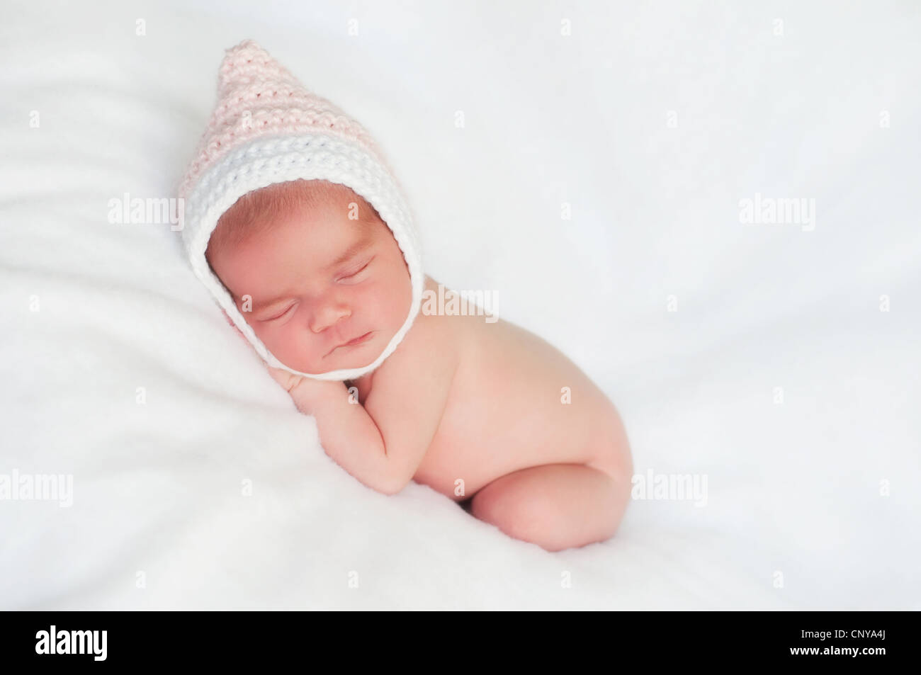 2 Semaine Nouveau Ne Fille Portant Un Chapeau De Lutin En Bonneterie Rose Dormir Sur Une Couverture Blanche Photo Stock Alamy