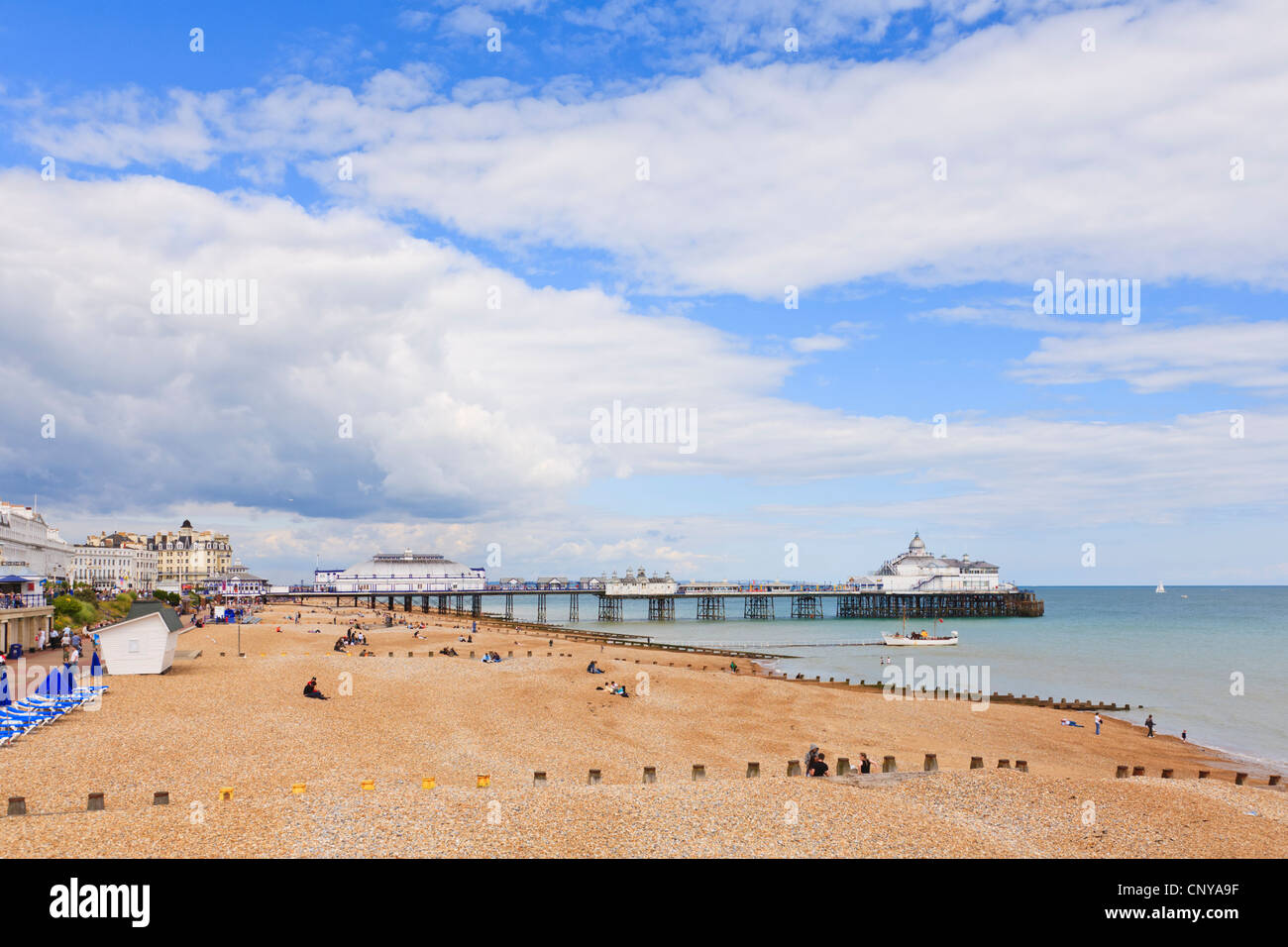 La plage et la jetée d'Eastbourne, Sussex, Angleterre, sous un ciel dramatique. Banque D'Images
