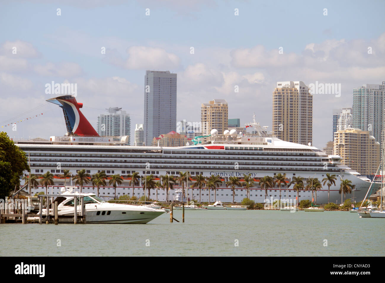 Miami Florida,Biscayne Bay,Carnival Destiny. Bateau de croisière,Carnival Cruises,Port de Miami,ligne d'horizon du centre-ville,immeubles de bureaux,ligne d'horizon de la ville,hôtels,boa Banque D'Images