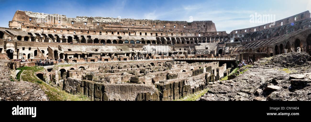 L'antique Colisée à Rome, Italie Banque D'Images