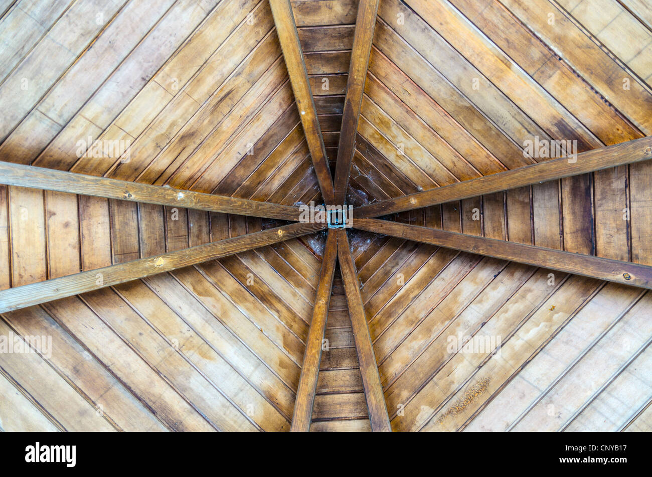 Un plafond en bois. Banque D'Images