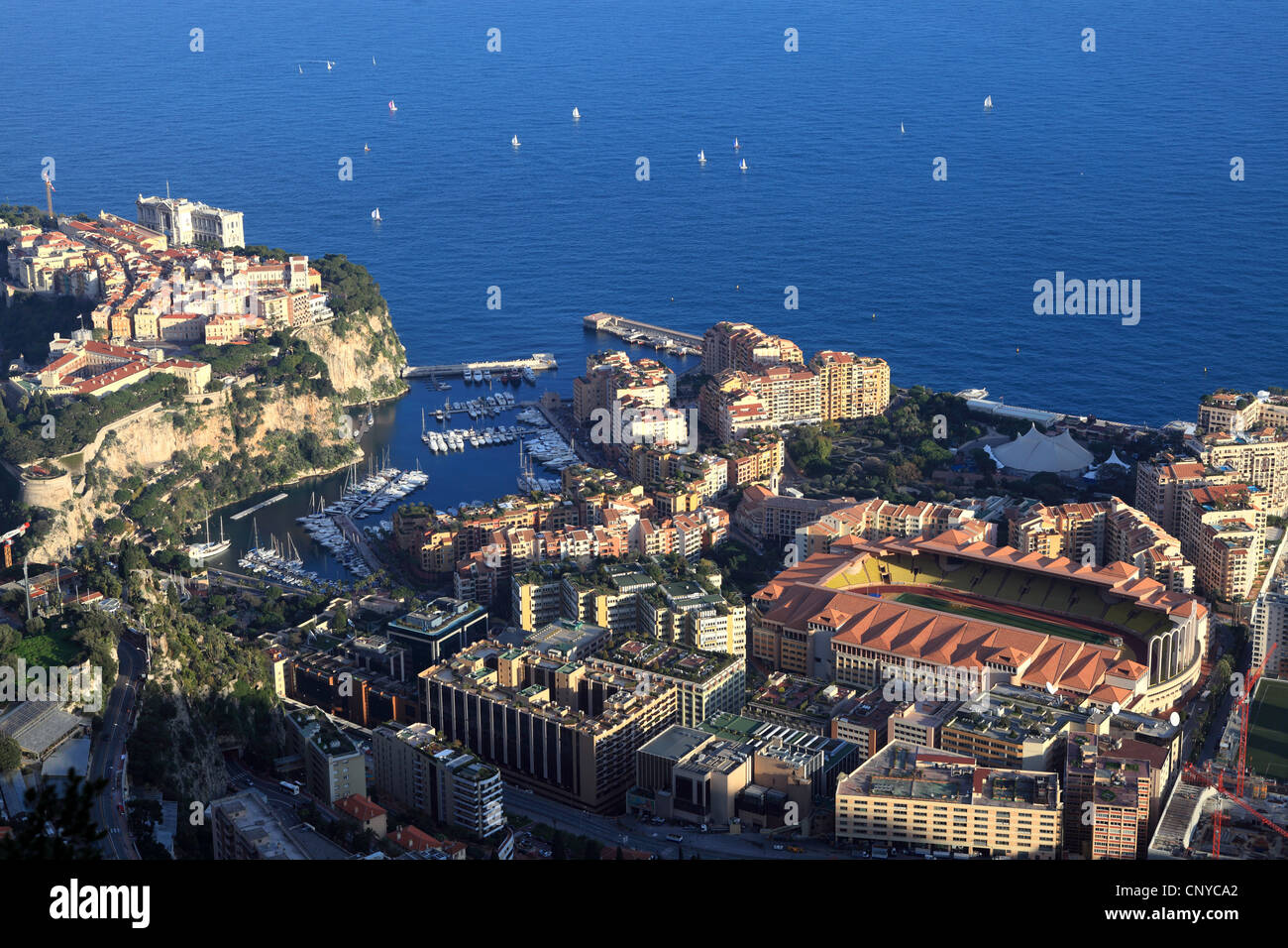 Vue de dessus de la Principauté de Monaco avec le stade Louis II. Banque D'Images