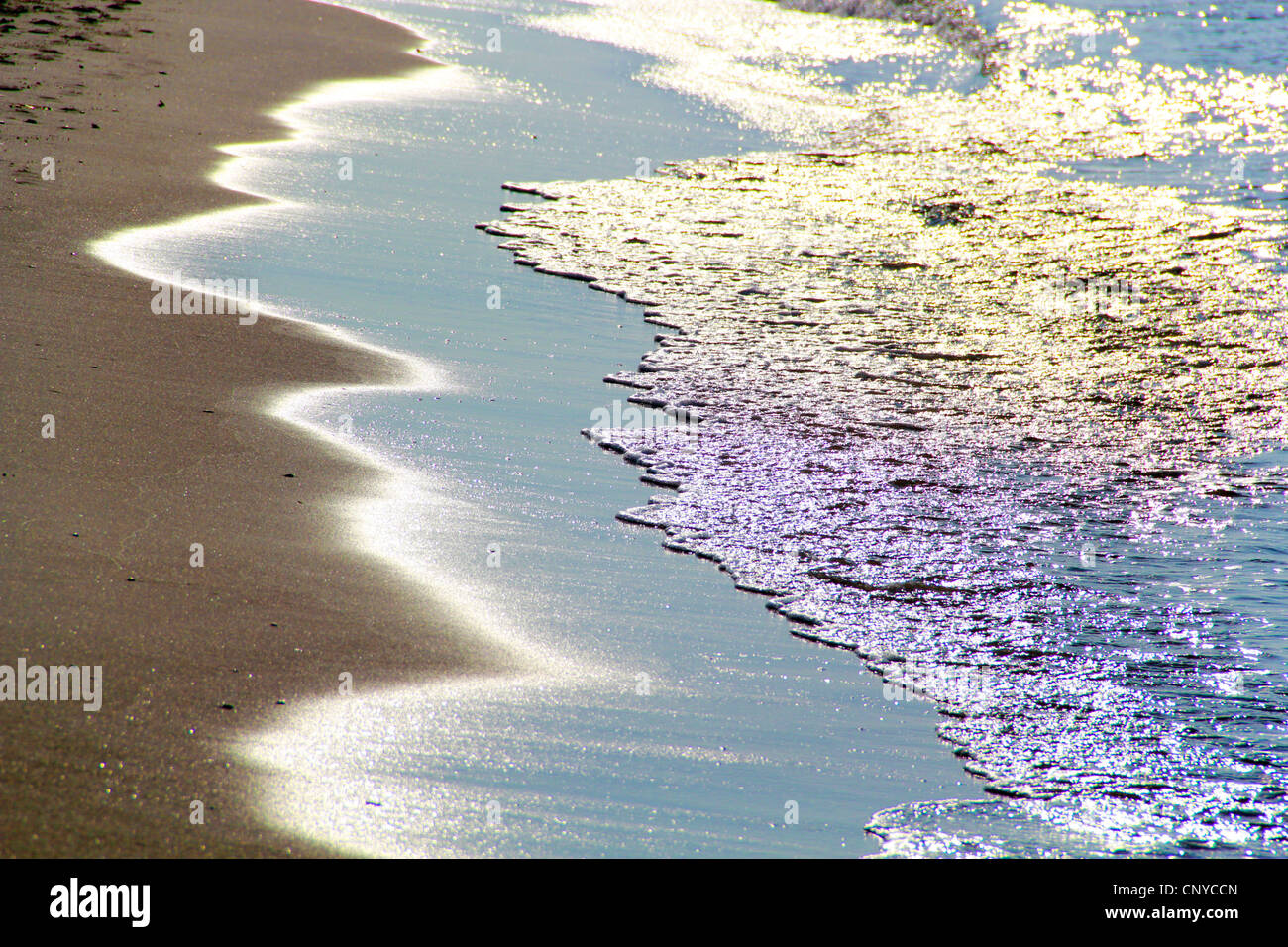 Soleil se reflétant dans la mer Baltique brisement des vagues, de l'Allemagne, de Mecklembourg-Poméranie-Occidentale, Darss Banque D'Images