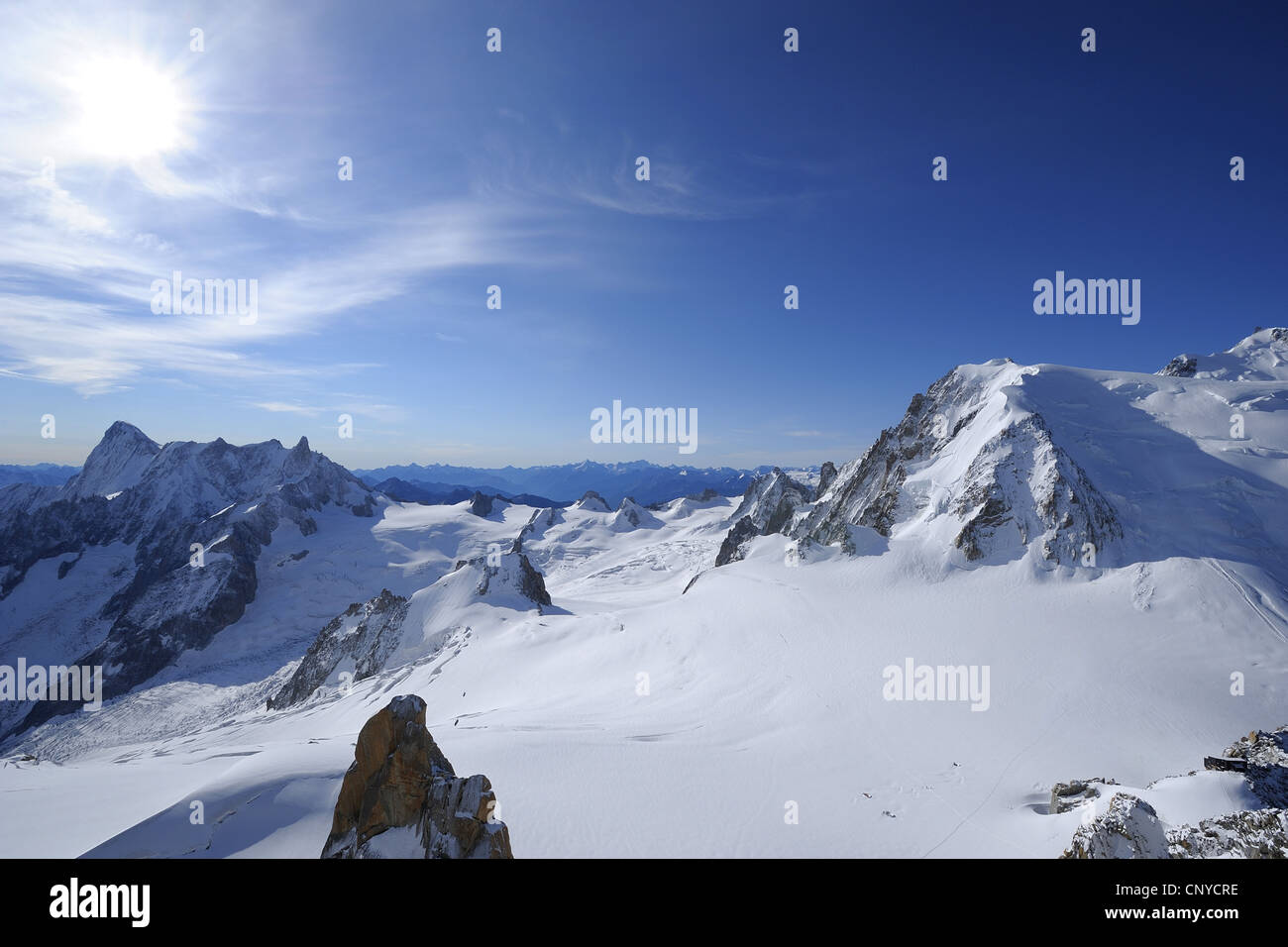 Vue du mont blanc le plus haut sommet d'europe Banque de photographies — free download