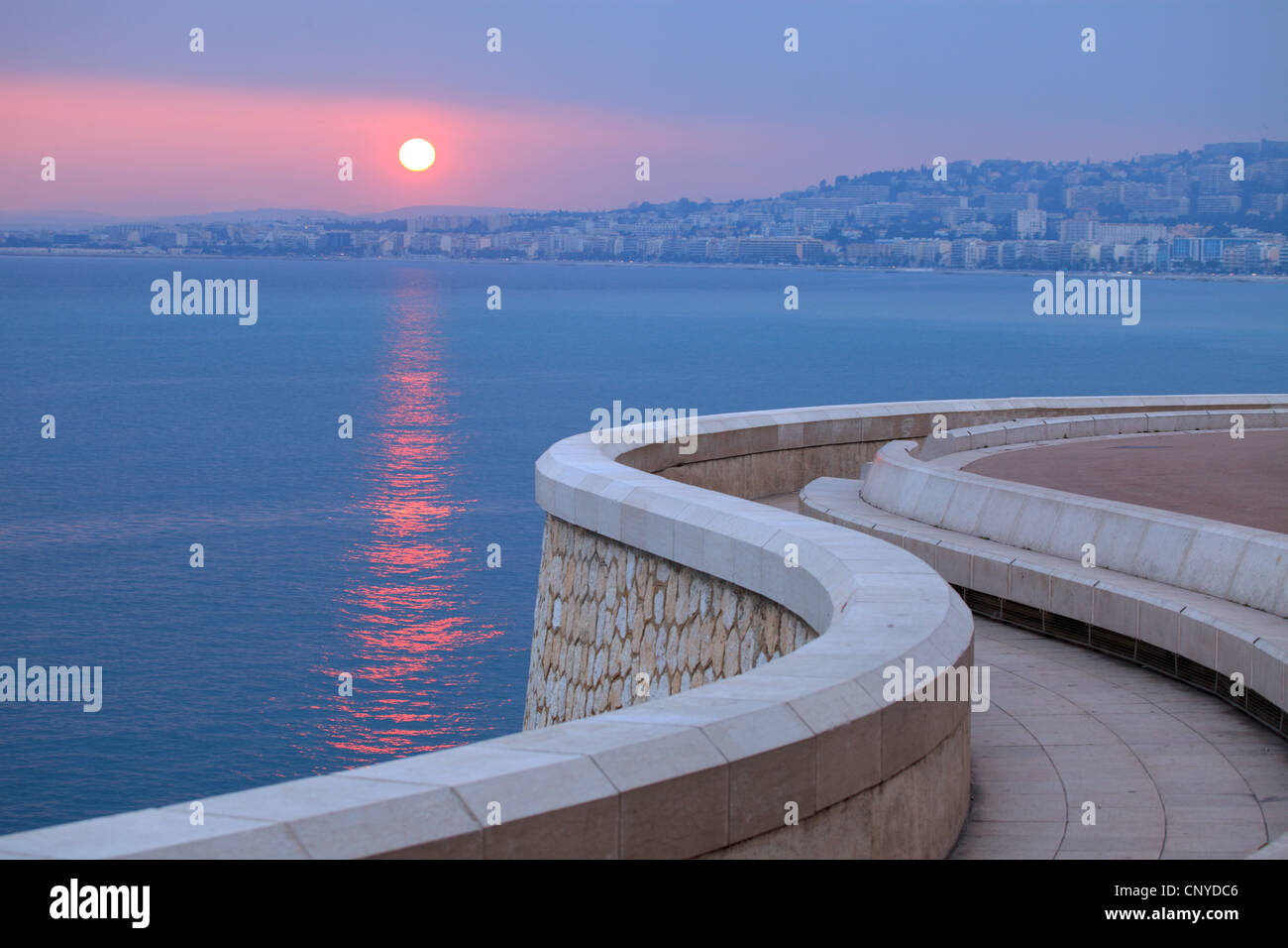 Coucher du soleil au-dessus de la mer dans la ville de Nice, France Banque D'Images