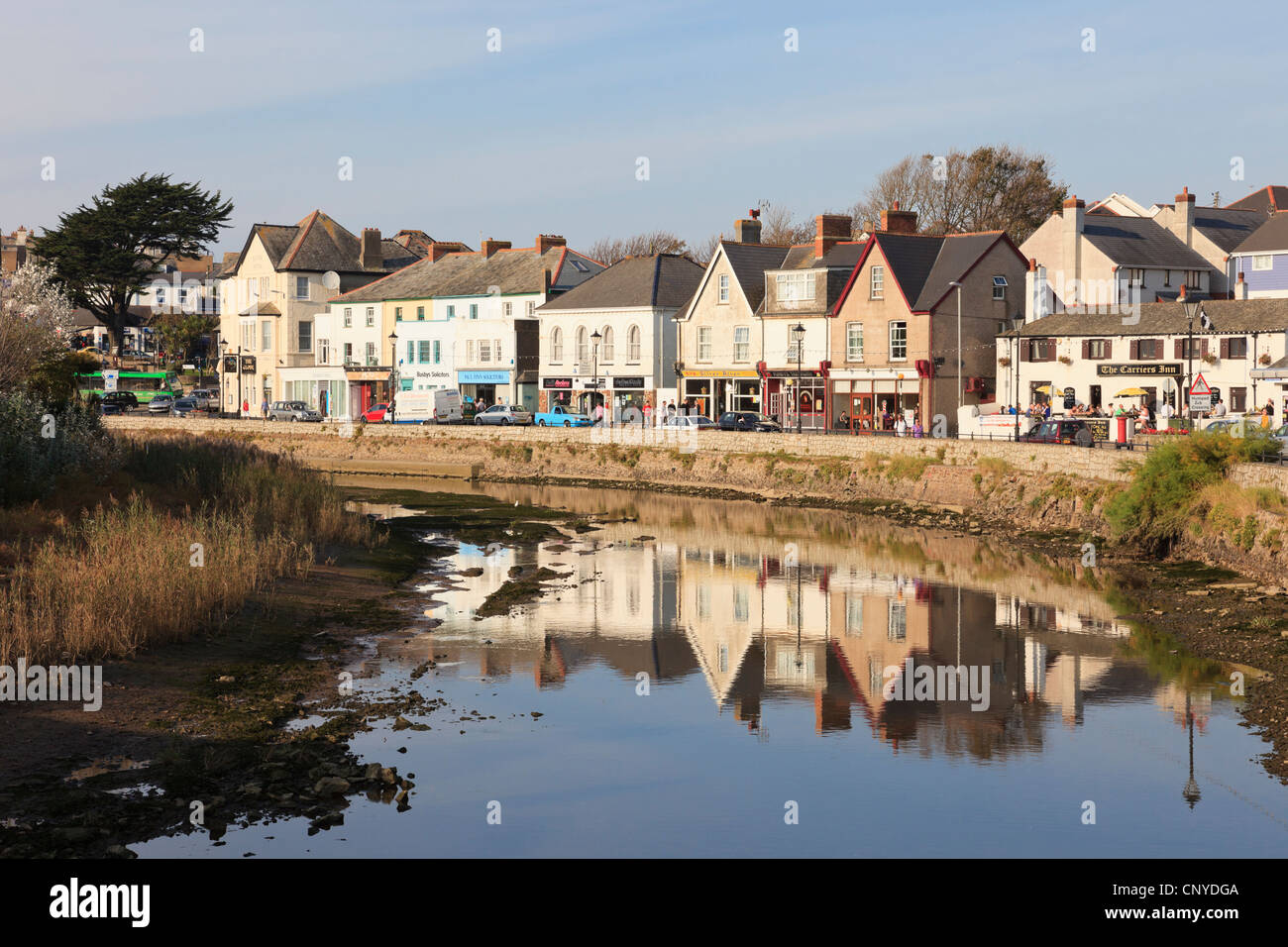 Afficher le long de la rivière Neet au Strand dans la ville balnéaire de Bude, Cornwall, England, UK, Grande-Bretagne Banque D'Images
