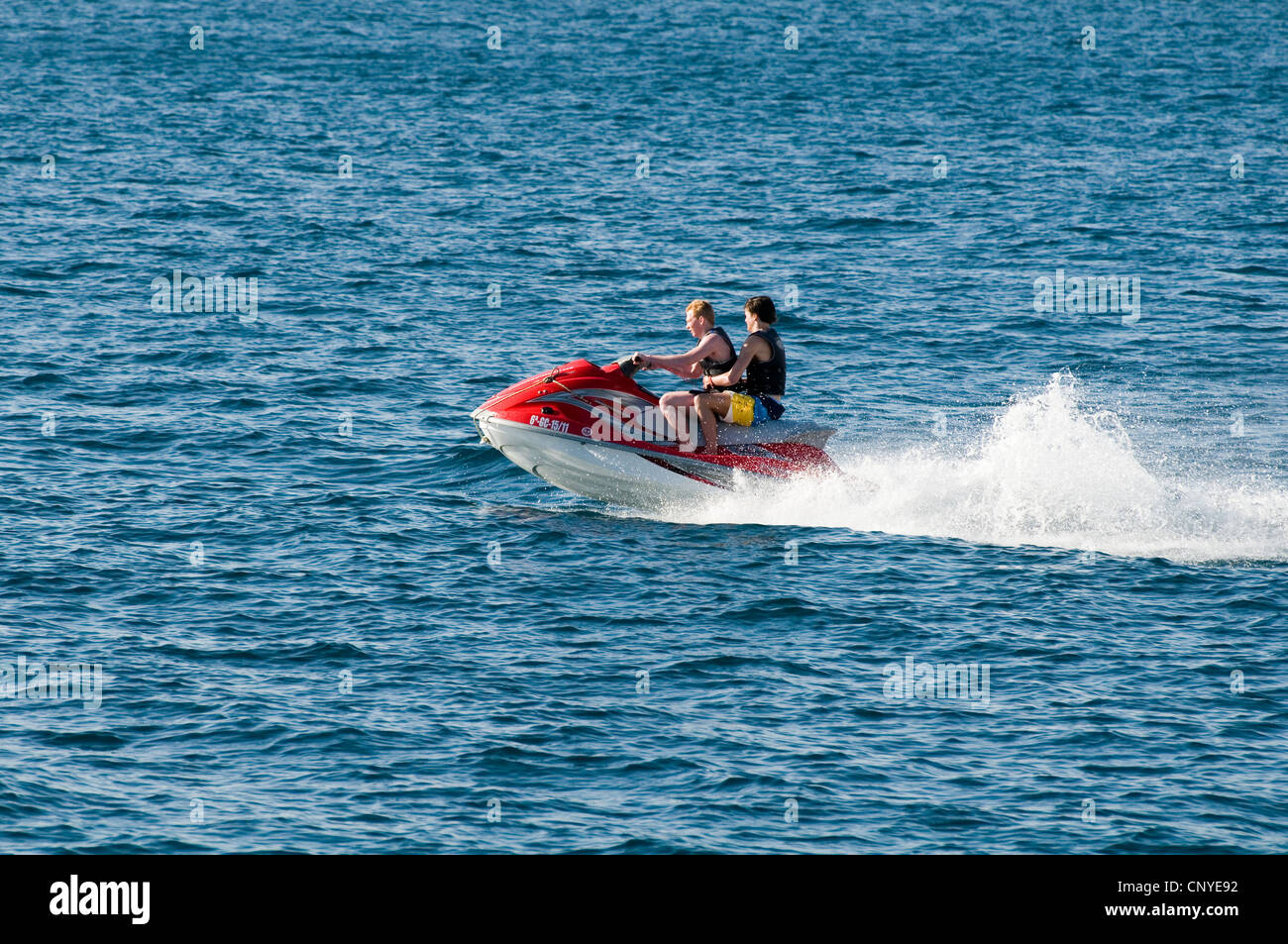 Jetski jet ski skis jetskis eau mer bateau pilote passager équitation vélos vélo embarcation rapide cycle moto moto bike mot Banque D'Images