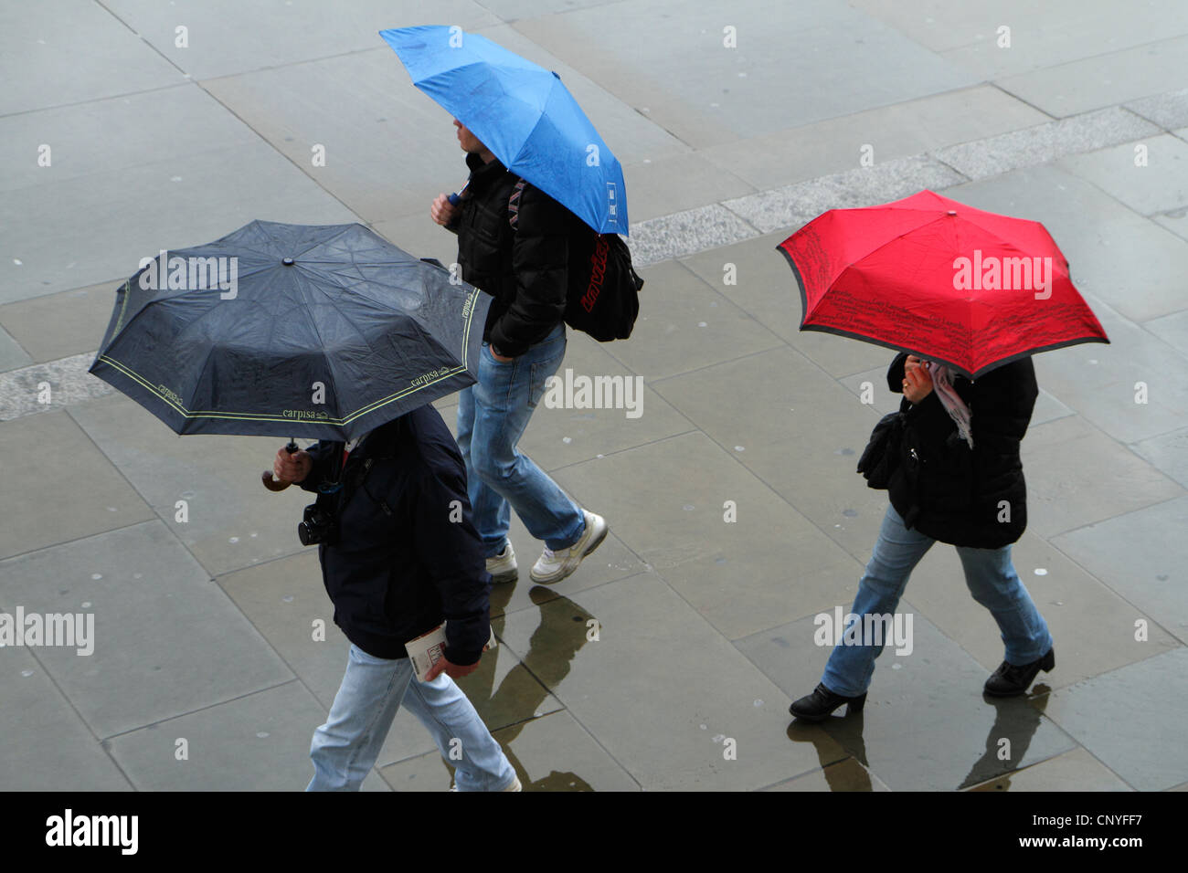 Les piétons sous la pluie, London, UK Banque D'Images