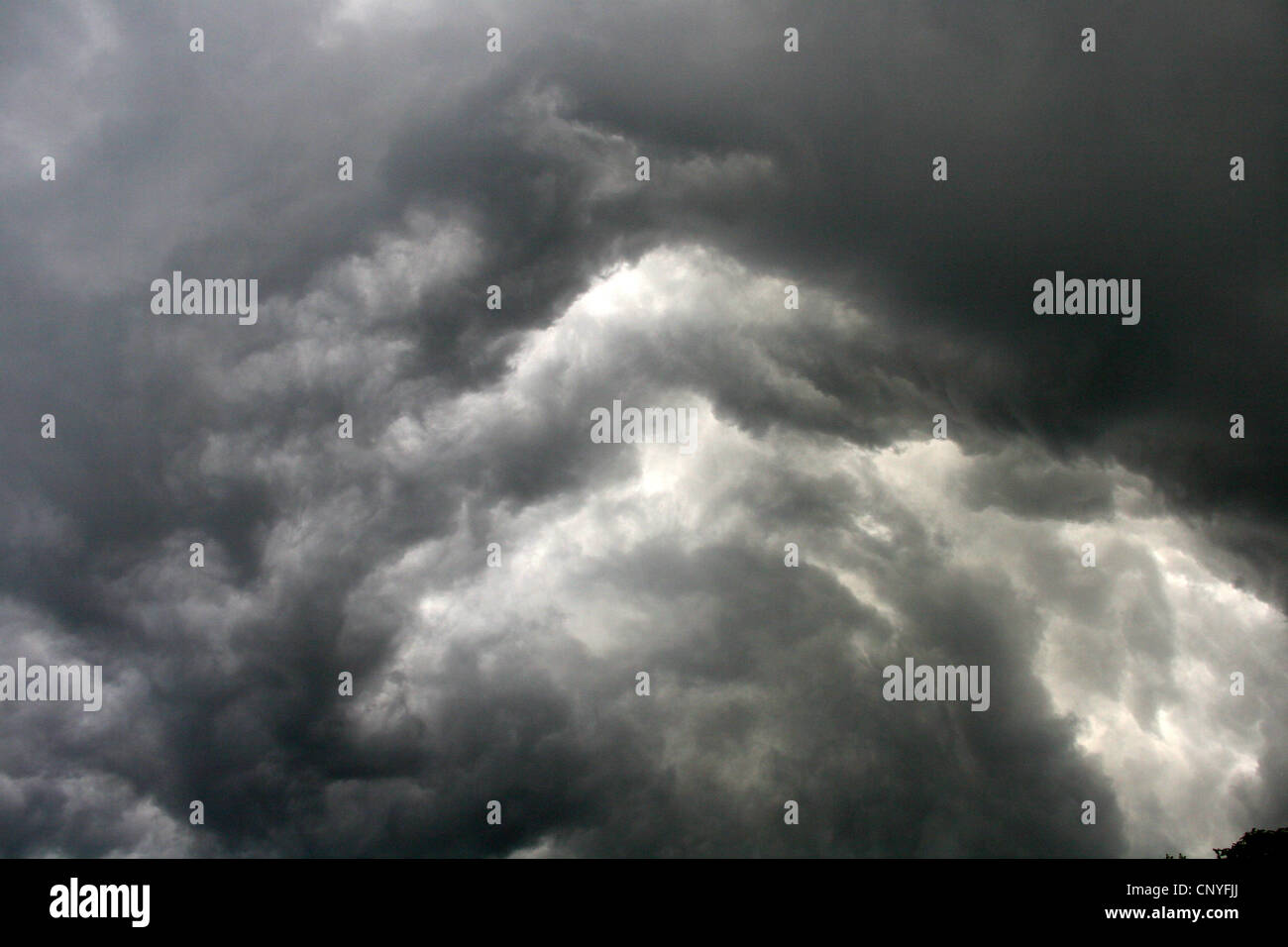 Turbulences de thundercloud (Cumulonimbus capillatus incus), Allemagne, Rhénanie du Nord-Westphalie Banque D'Images
