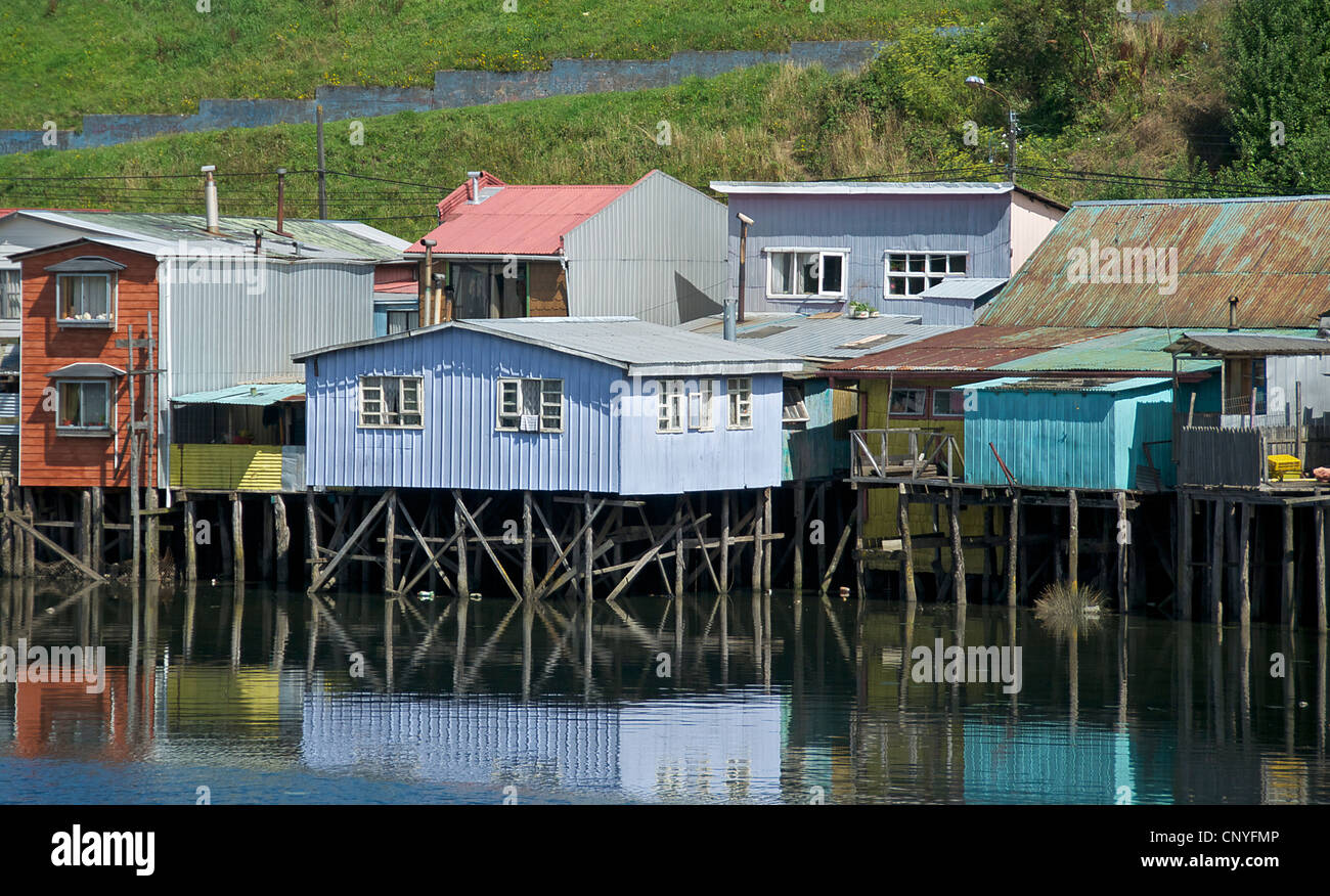 Maisons sur pilotis ou palafitos Castro Ile de Chiloé au Chili Banque D'Images