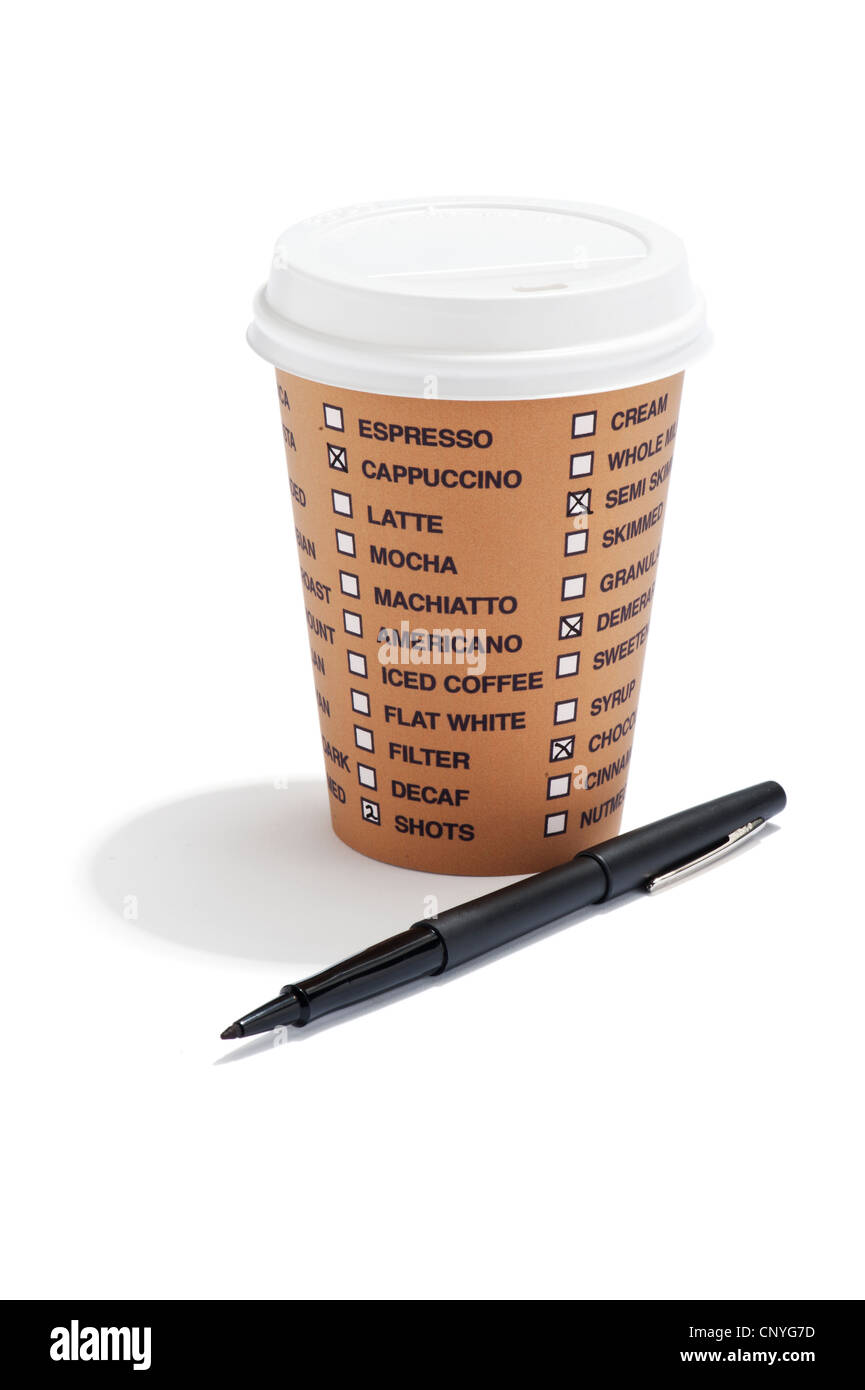 Une tasse de boisson à emporter avec liste des options à café et d'un stylo Banque D'Images