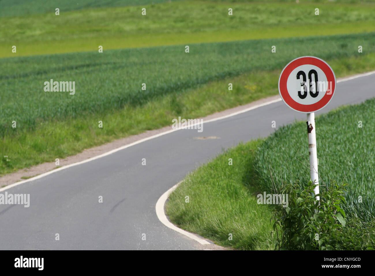 Courbe d'un countryroad avec limite de vitesse à 30 km/h, en Allemagne, en Rhénanie du Nord-Westphalie Banque D'Images