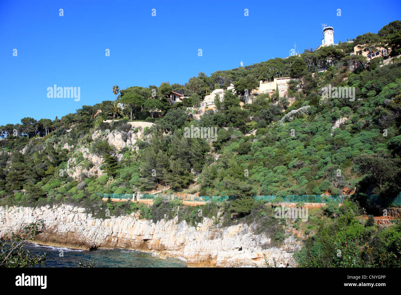 Sentier naturel le long du Cap Ferrat avec végétation méditerranéenne Banque D'Images