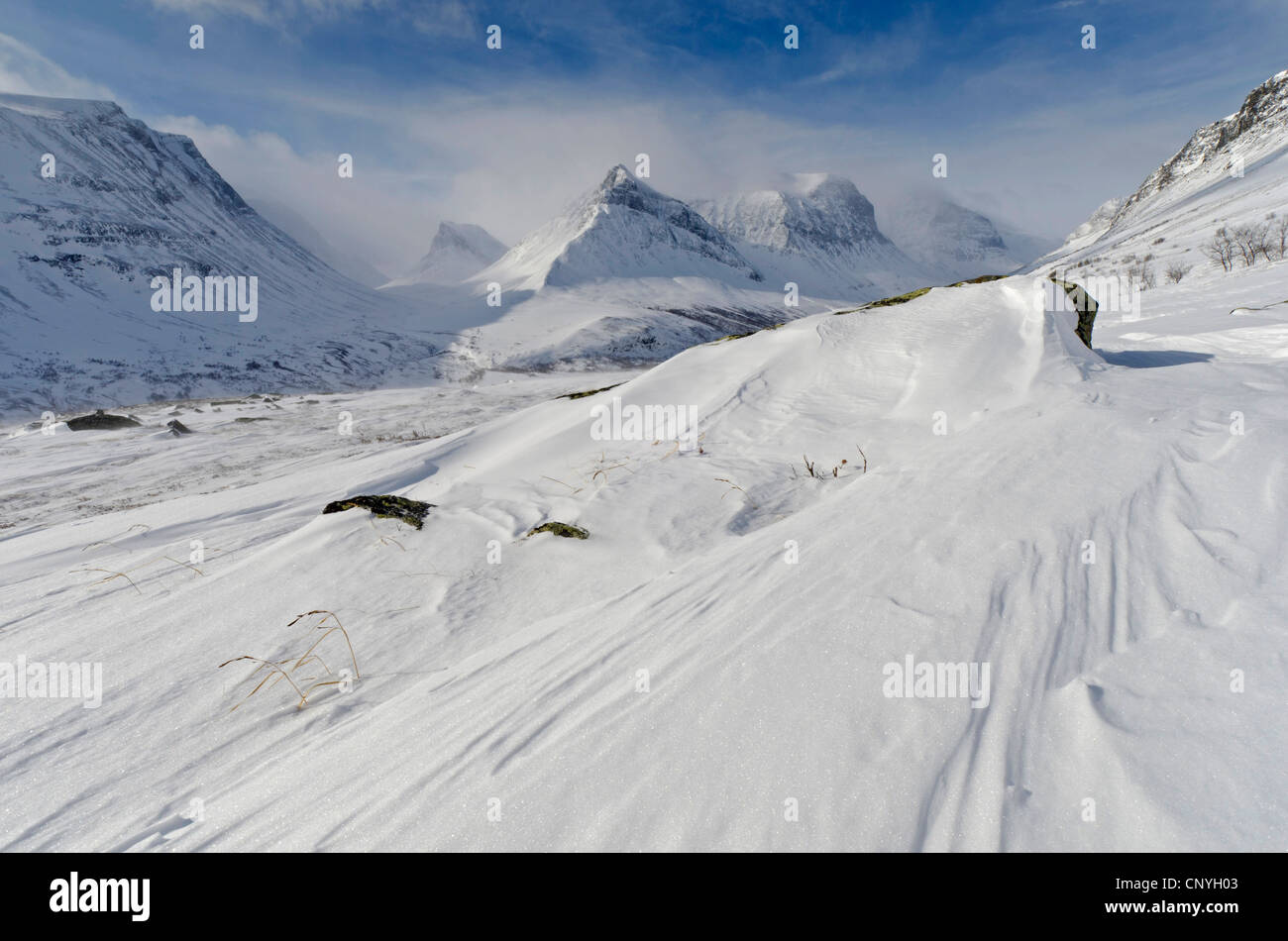 Vue de la vallée en Vistasdalen enneigés des montagnes, le Kebnekaise Suède, Laponie, Norrbotten Banque D'Images