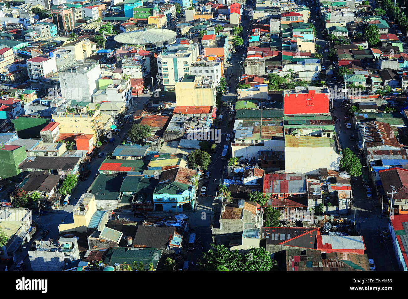 Vue aérienne sur le bidonville de Makati - quartier financier moderne et d'affaires de la région métropolitaine de Manille, Philippines Banque D'Images