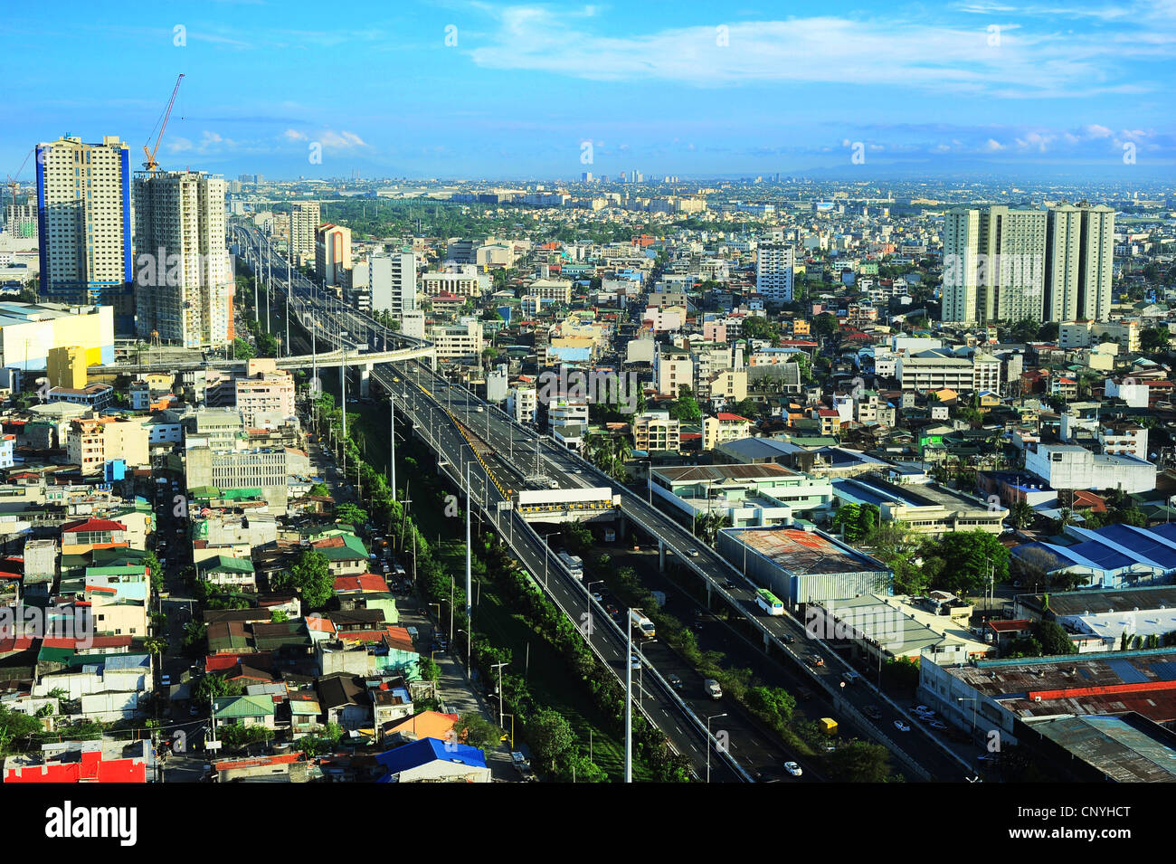 Vue aérienne sur l'autoroute et des bidonvilles de Manille, Philippines Banque D'Images