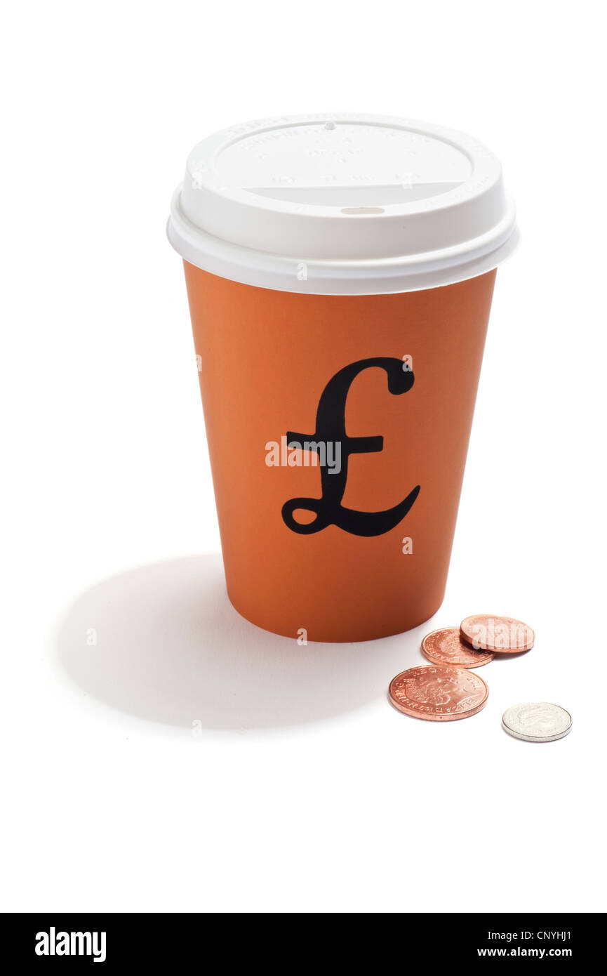 Une boisson à emporter la cuvette avec un symbole de la livre sterling et des pièces par le côté Banque D'Images