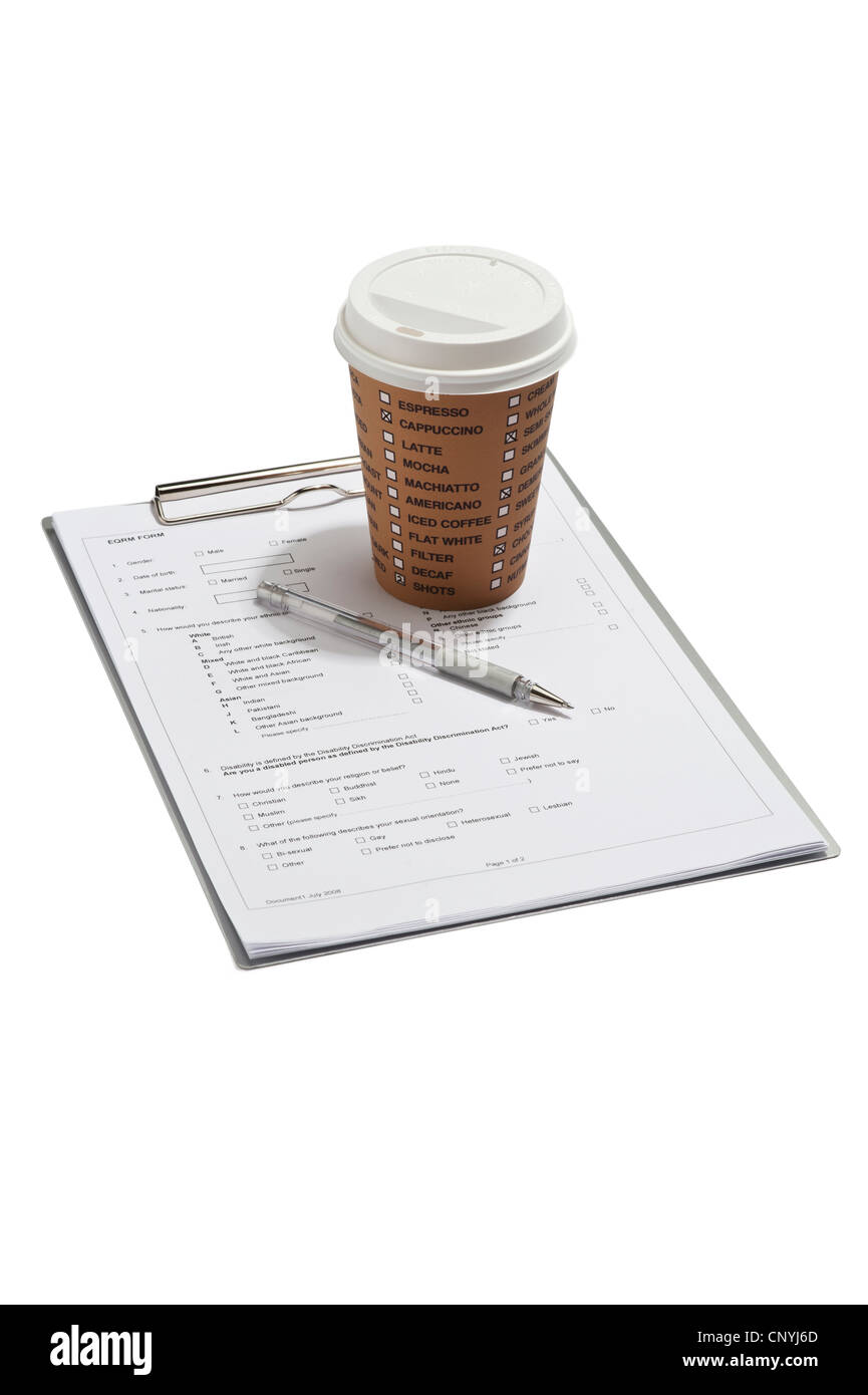 Un presse-papiers et forme avec une tasse de boisson à emporter et un stylo Banque D'Images