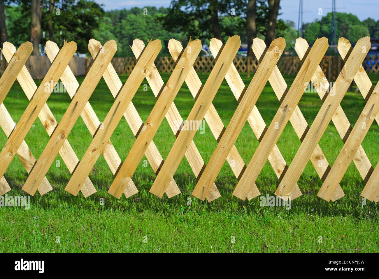La petite barrière en bois clôtures le met sur le camping Banque D'Images