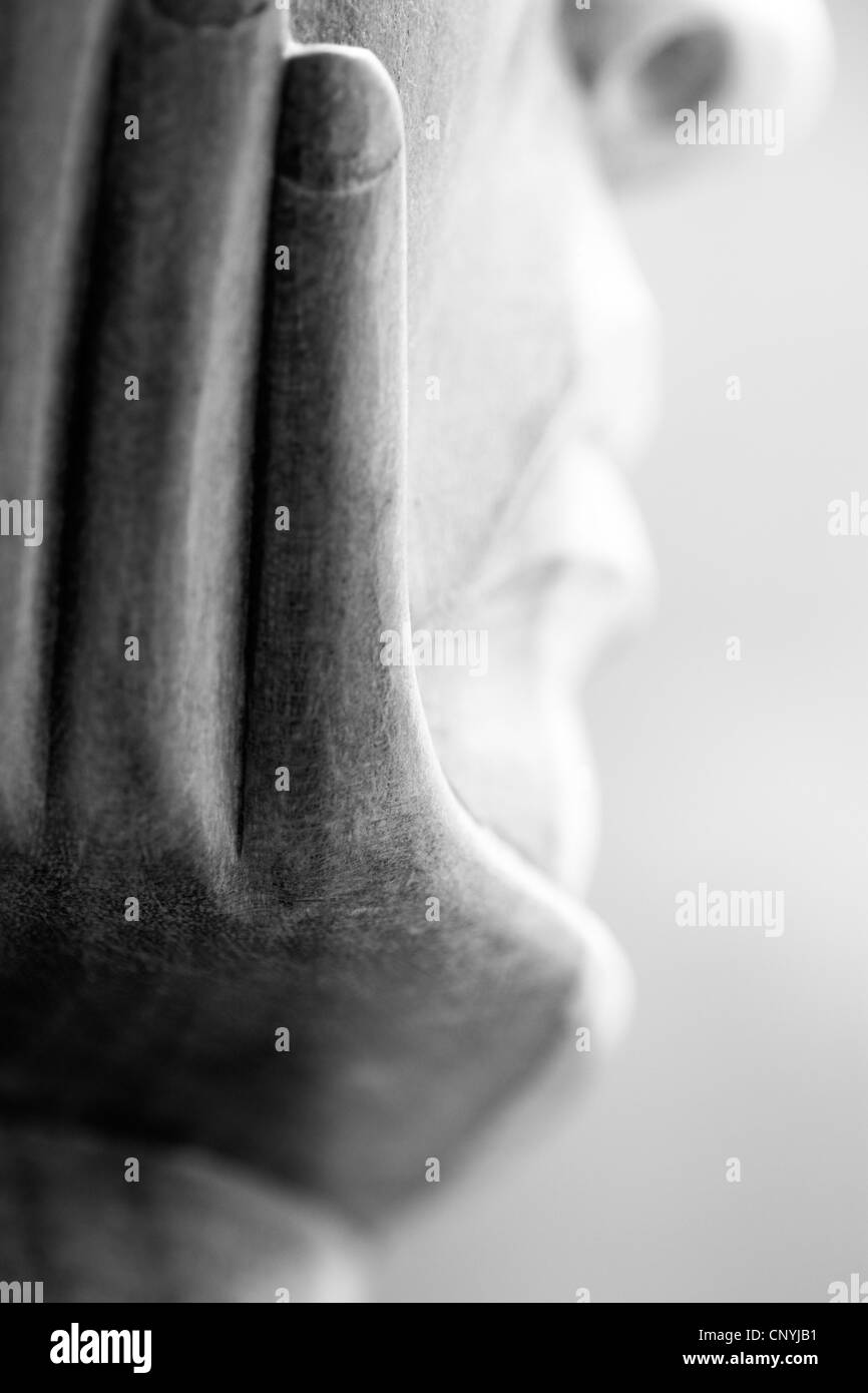 Sculpture en bois exprime la douleur et la déception face à la crise économique mondiale Banque D'Images