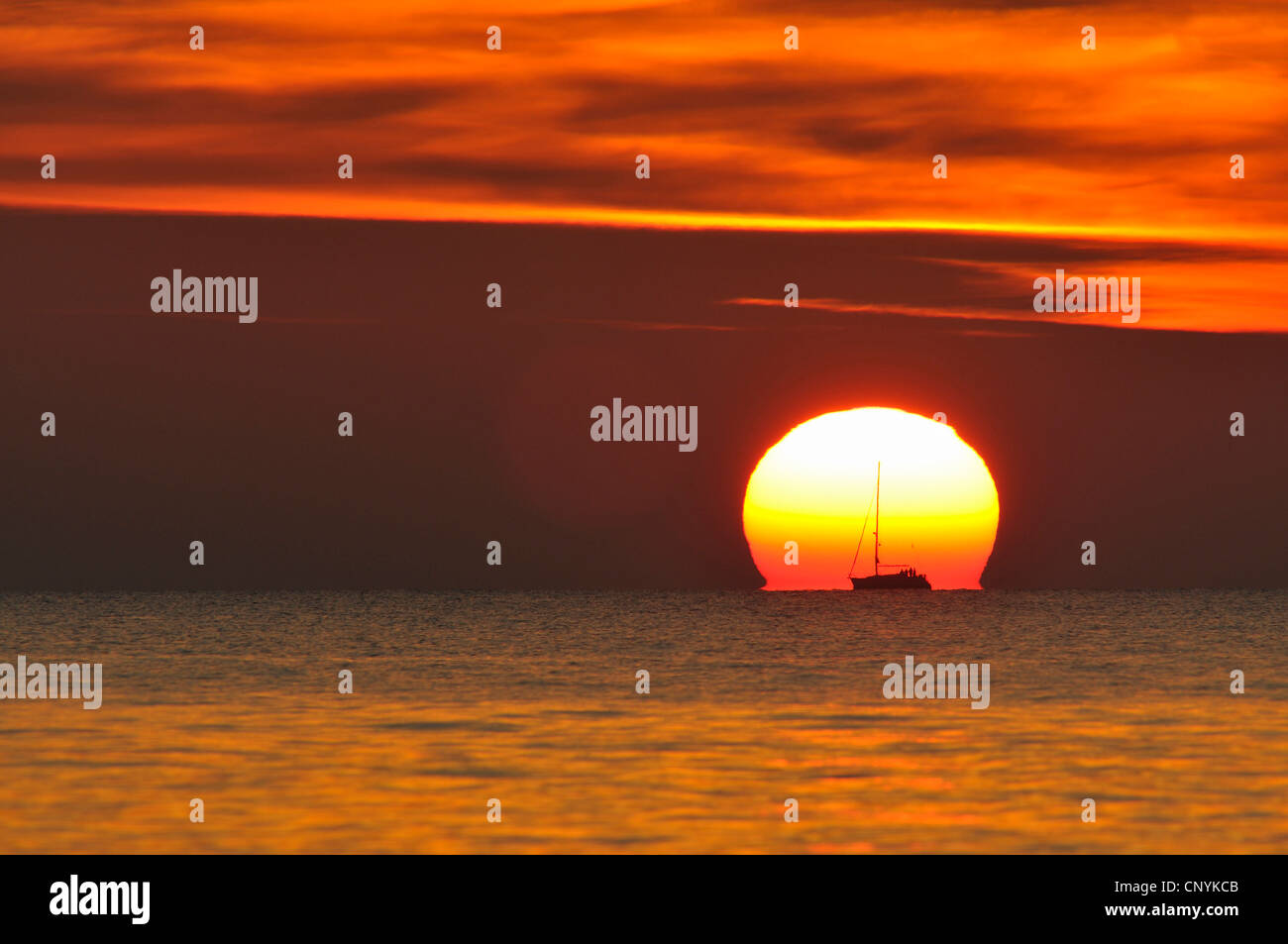 La silhouette d'un navire sur la mer Baltique, l'Allemagne, Mecklembourg-Poméranie-Occidentale Banque D'Images