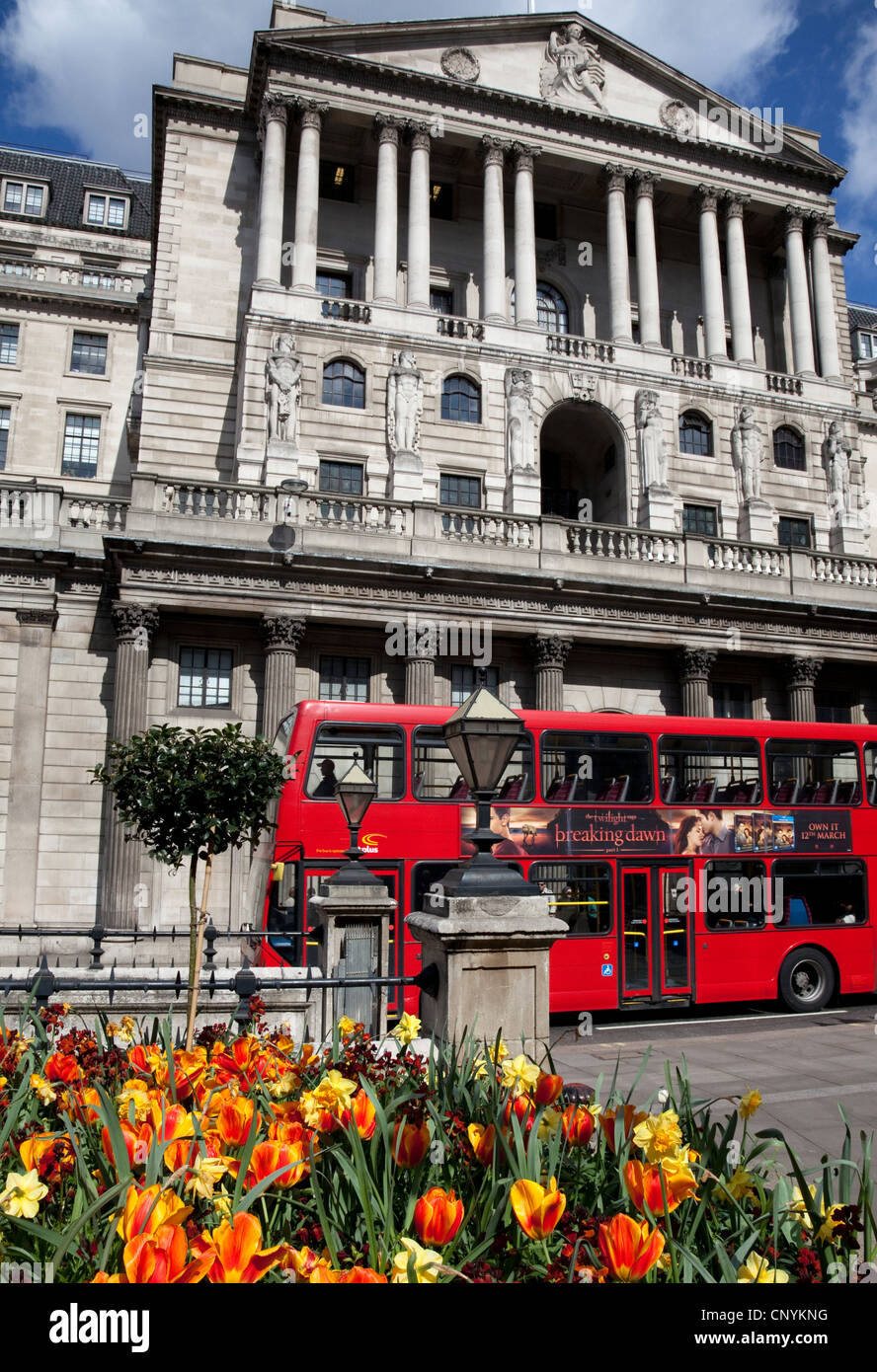 Fleurs de Printemps en face de la Banque d'Angleterre, Ville de London Banque D'Images