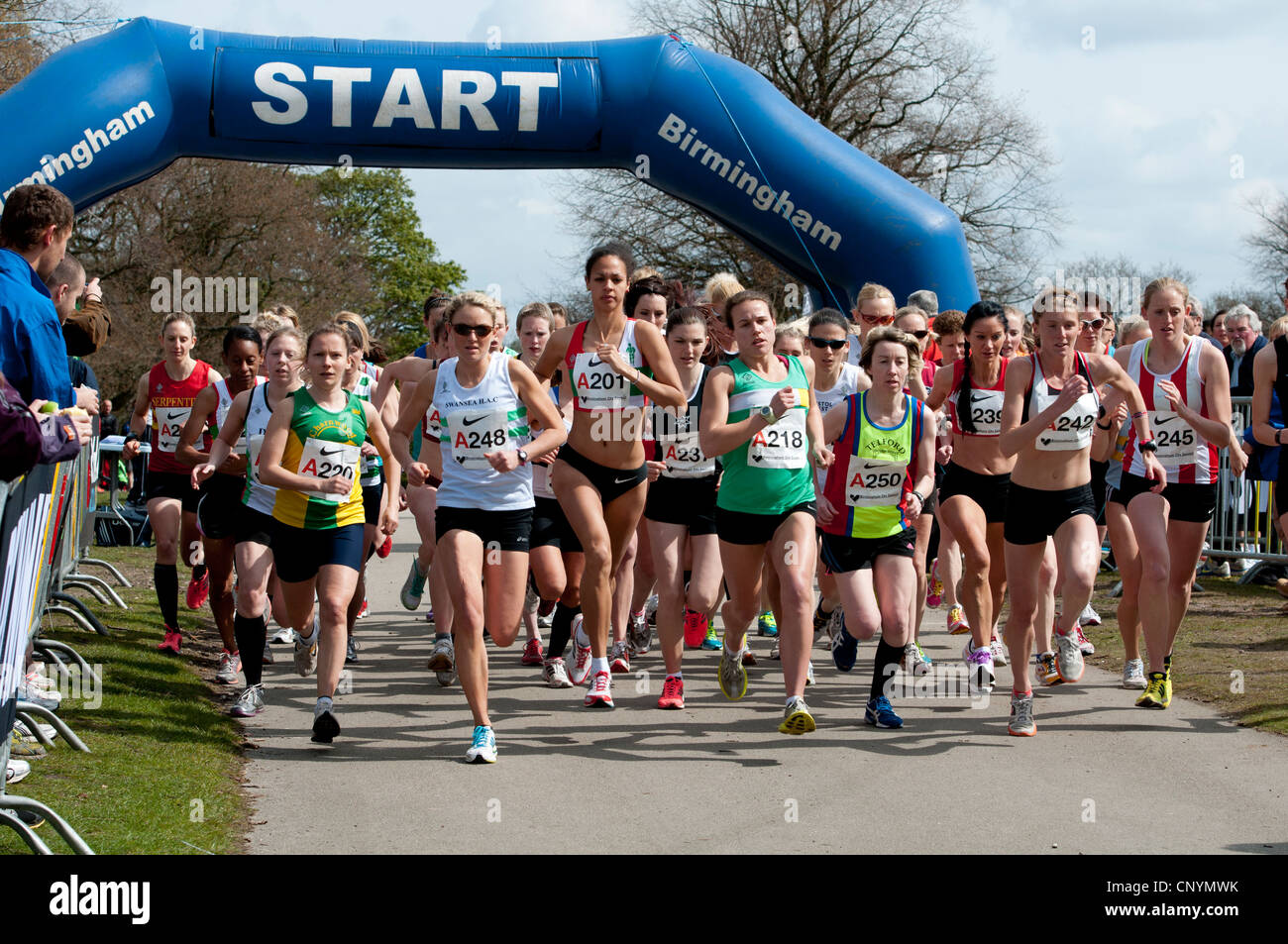 Coureurs au départ Women's National 6 étapes course de relais routier à Sutton Park, Birmingham, UK Banque D'Images