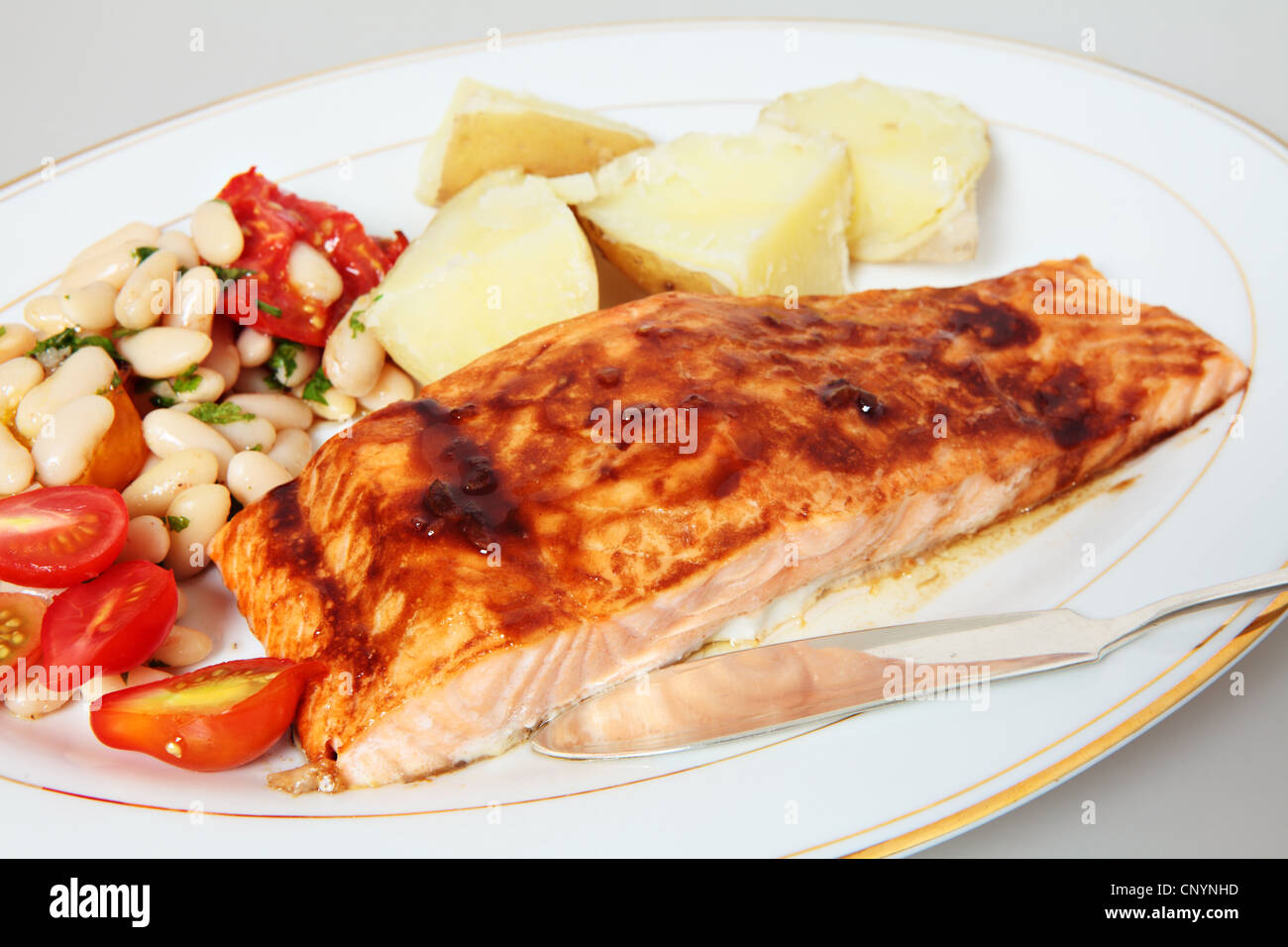 Filet de saumon d'un vitrage avec un vinaigre balsamique Banque D'Images