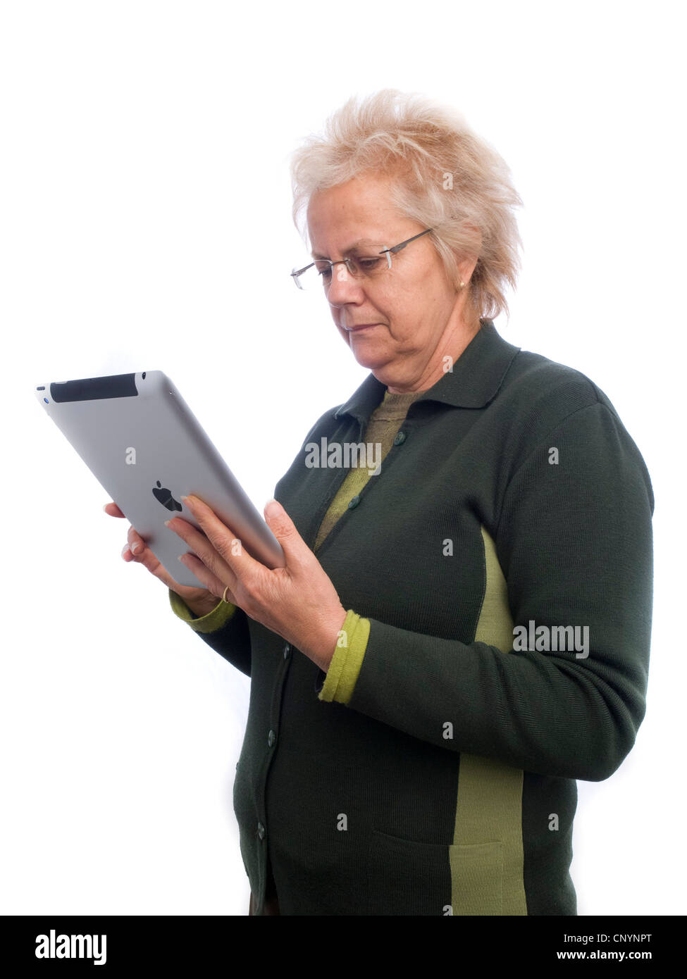 Femme mature à l'aide d'iPad Banque D'Images