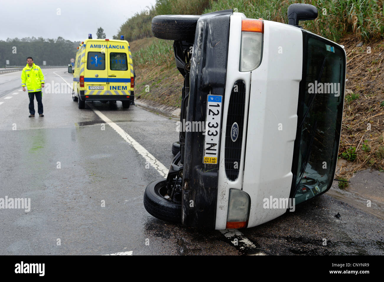 Voiture détruite et renversé Banque D'Images
