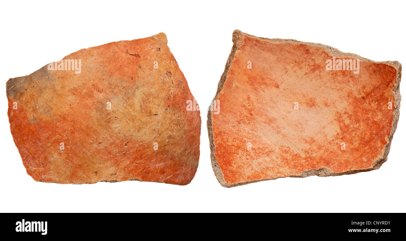 Poteries Anasazi Arizona shard, Native American Indian antique artefact, des deux côtés d'un grand bol fragment, isolated on white Banque D'Images