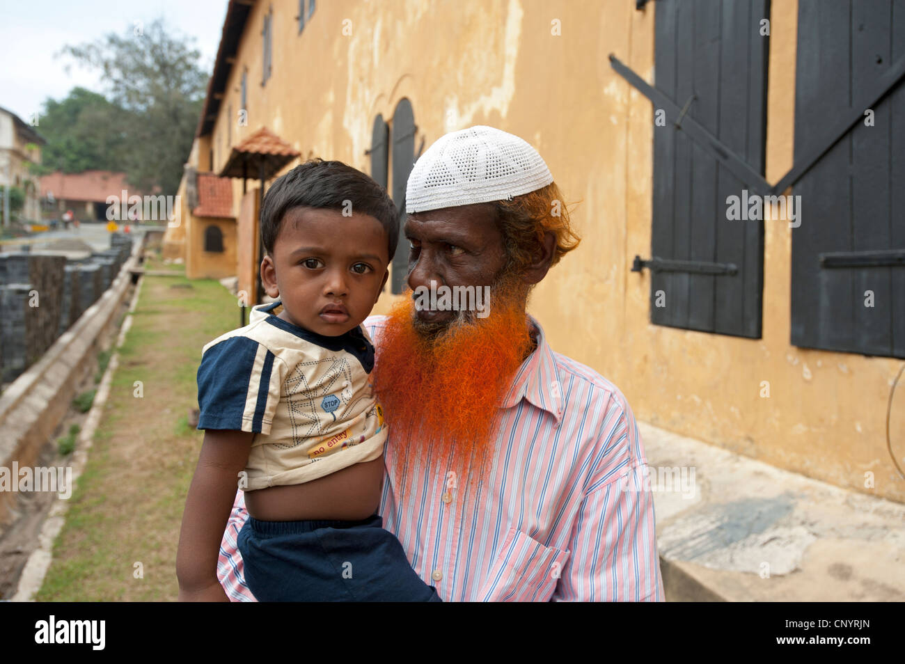 Père musulman avec barbe et fils teints orange Galle Fort Sri Lanka Photo  Stock - Alamy