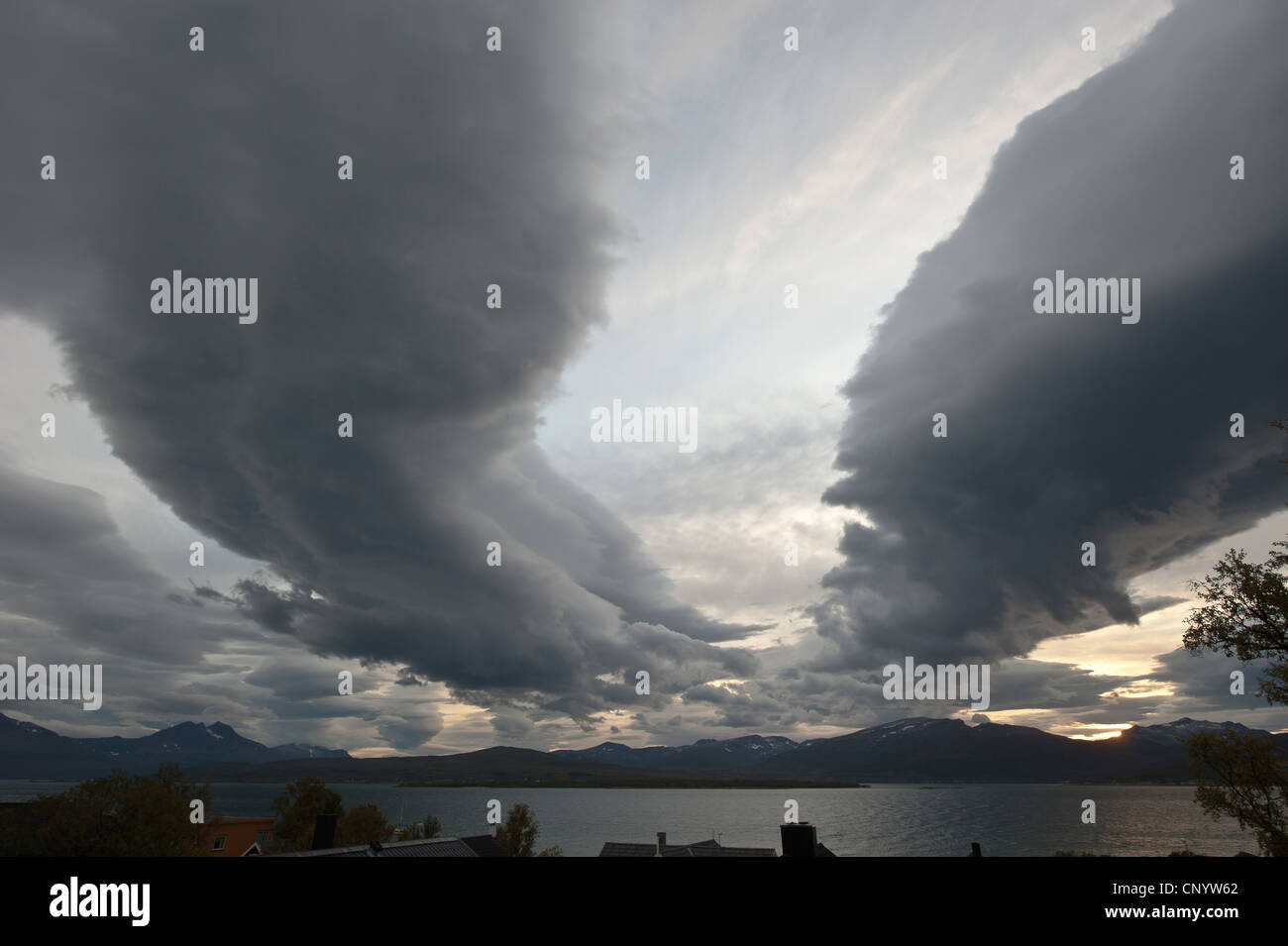 Sombres nuages sur Kvaloeya, Norvège, Troms, Tromsoe Banque D'Images