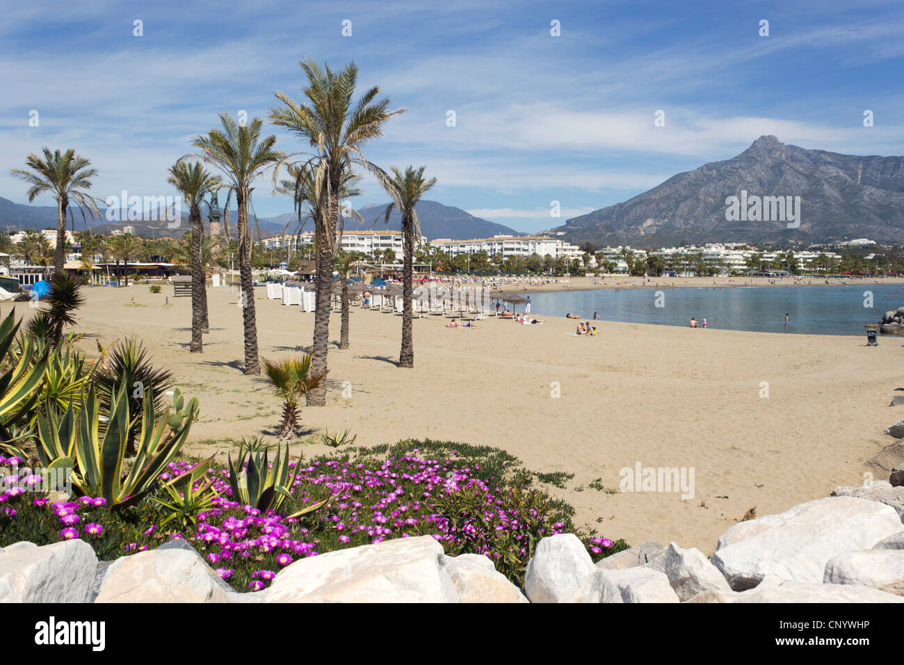 Puerto Banus, Marbella, Costa del Sol, Andalousie, espagne. Vue de la plage La Concha de montagne dans l'arrière-plan. Banque D'Images