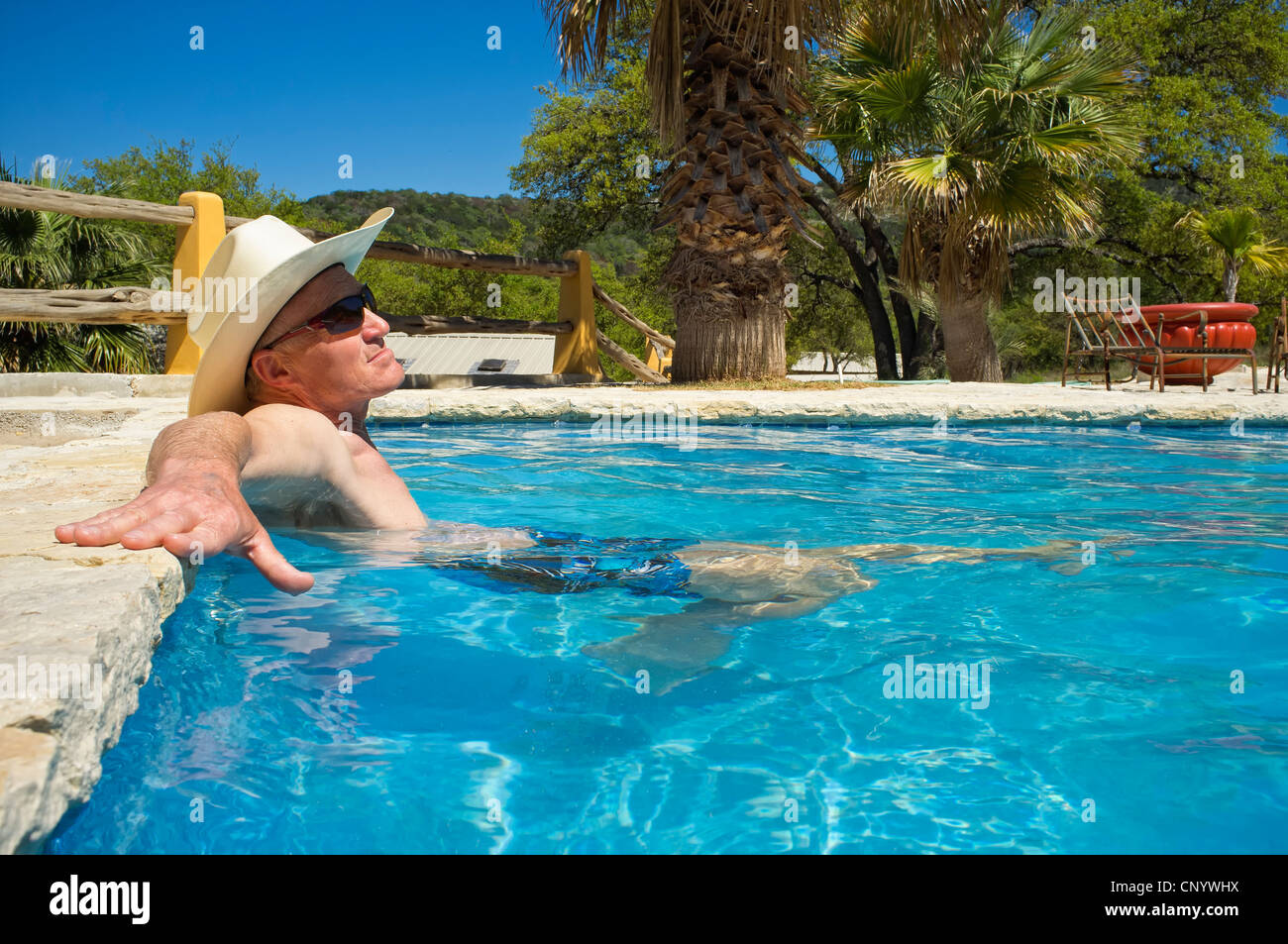 Avec : prendre un bain dans une piscine Banque D'Images