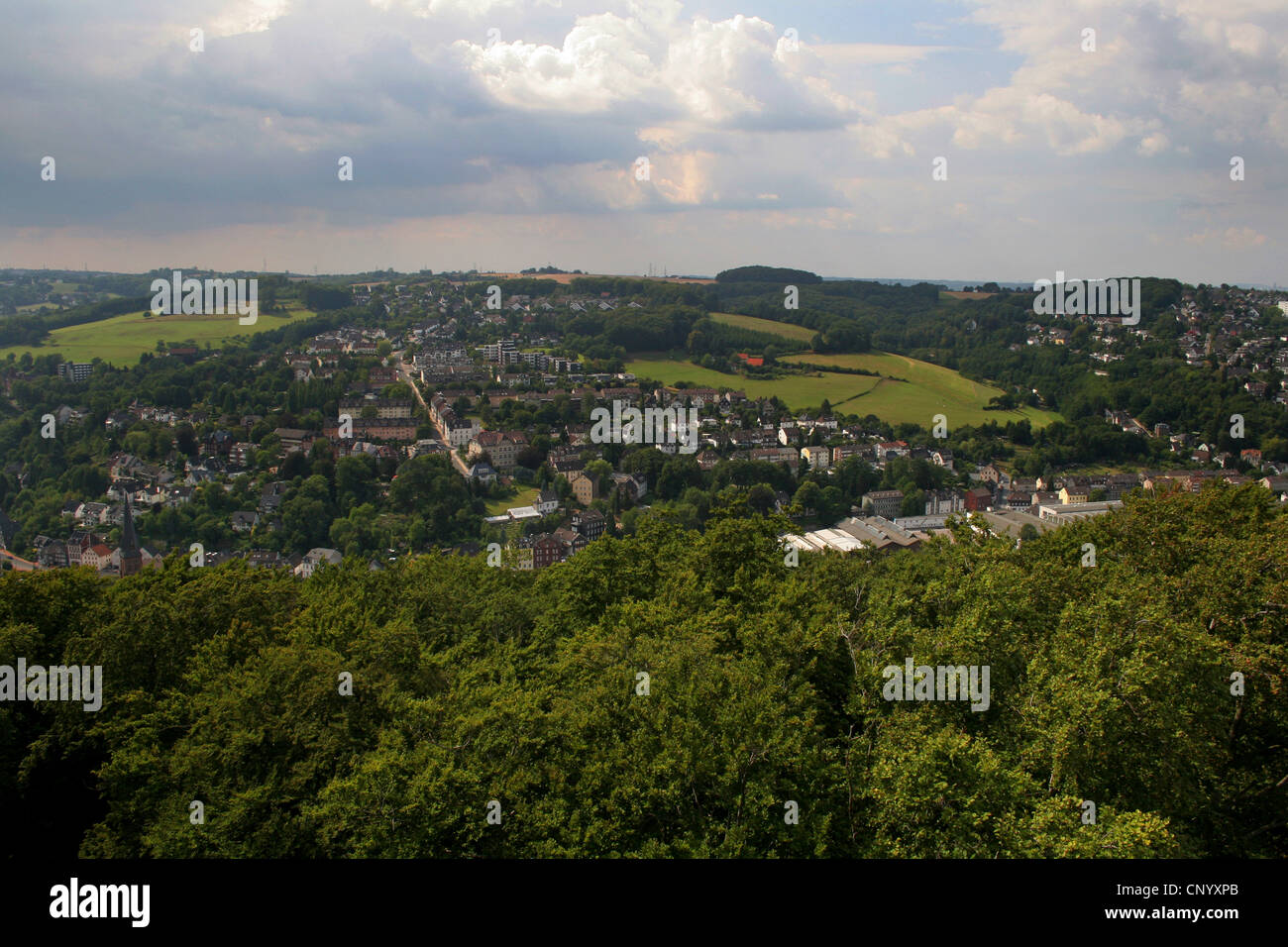 Voir d'Velber-Langenberg dans un paysage vallonné dans Bergisches Pays, l'Allemagne, en Rhénanie du Nord-Westphalie, Velbert Banque D'Images