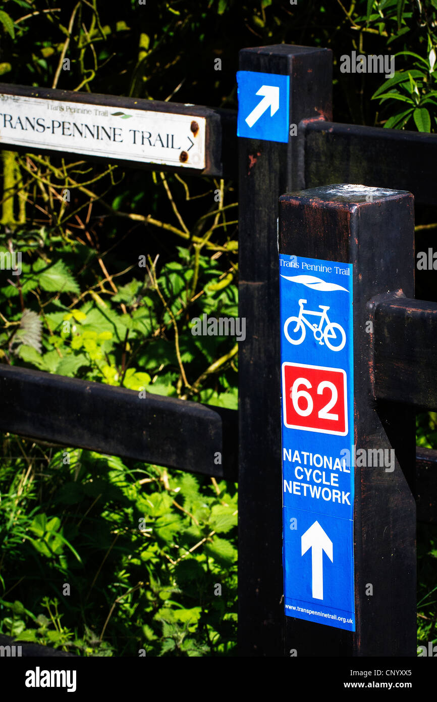 Signe pour les trans Pennine Trail sur une journée ensoleillée à Warrington, England Banque D'Images