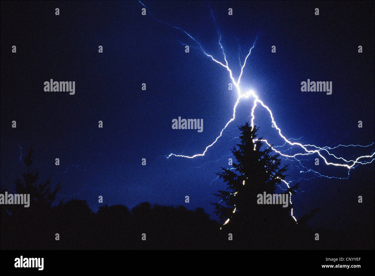 Au cours de la foudre La foudre le ciel nocturne, l'Allemagne, Rhénanie du Nord-Westphalie Banque D'Images