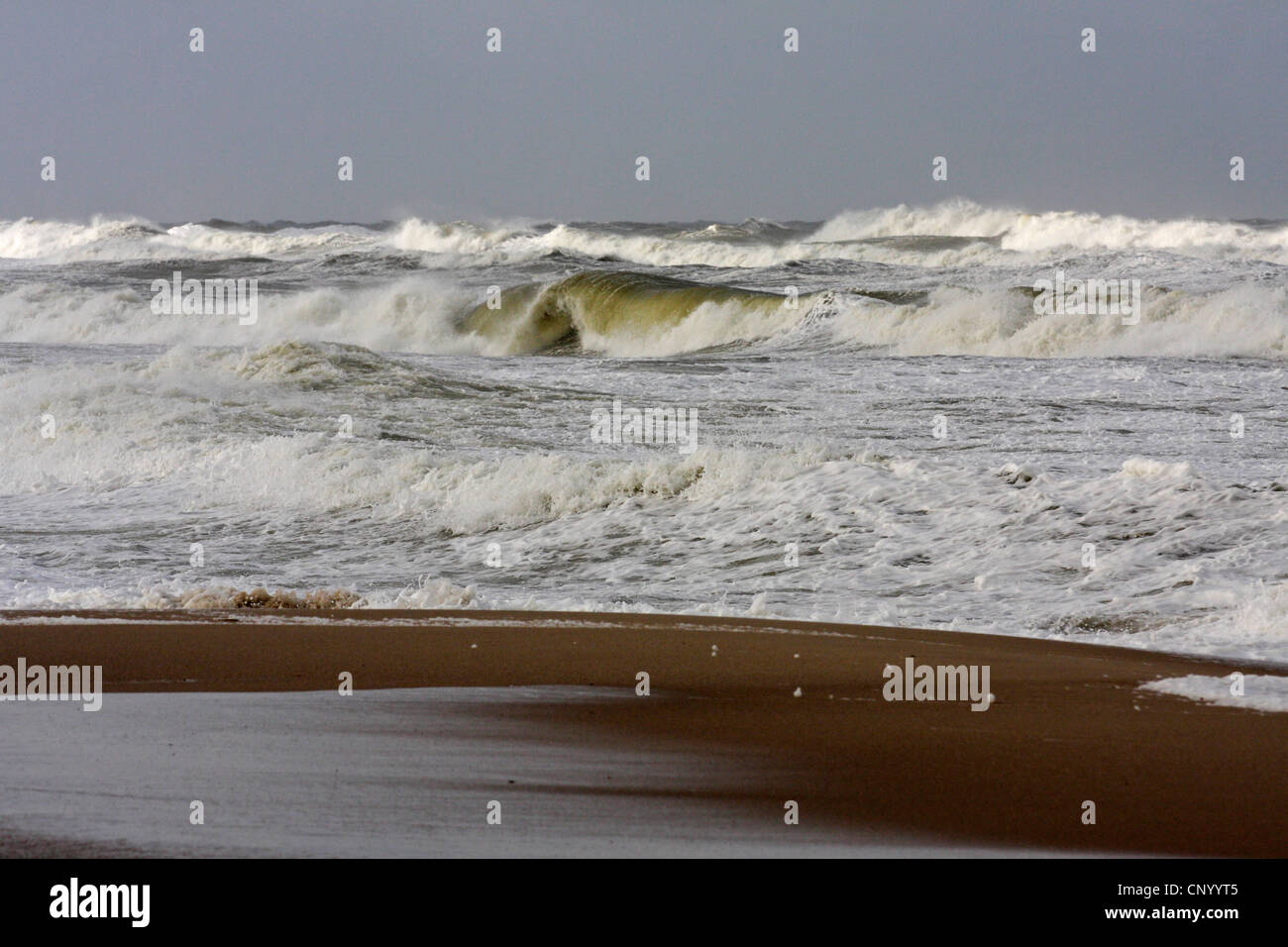 Brisement des vagues à la plage de sable de mer agitée, l'Allemagne, Schleswig-Holstein, Sylt Banque D'Images