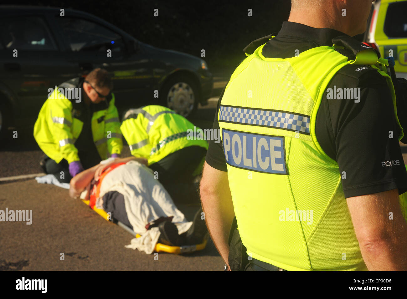Un agent de police à un accident de la route. Banque D'Images