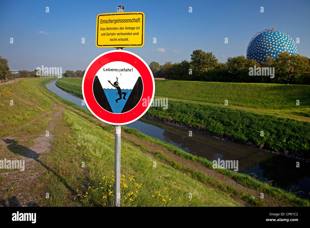 Panneau d'avertissement d'exprimer et ouvrir l'eau des déchets contenant du gaz avec l'Emscher canal en arrière-plan, l'Allemagne, en Rhénanie du Nord-Westphalie, région de la Ruhr, Bochum Banque D'Images