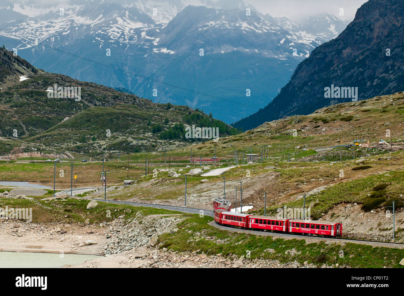 Bernina Express traversant les Alpes, Suisse Banque D'Images