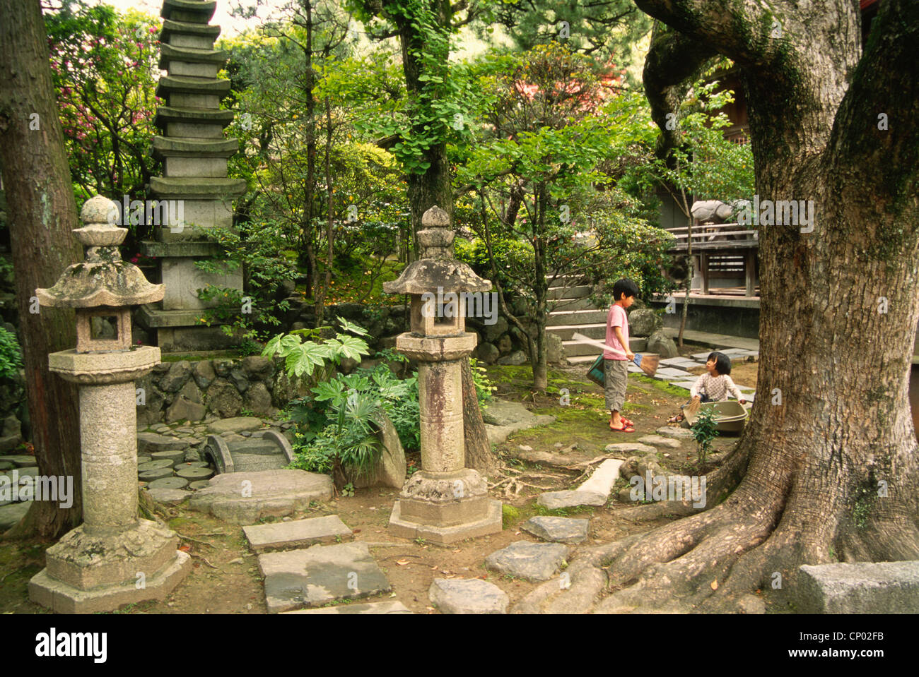 Le Japon, Shikoku, Uwajima, Taga-jinja, jardin, enfants, Banque D'Images